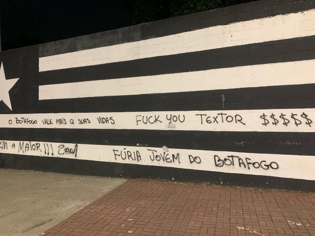 Amea&ccedil;as e notas de rep&uacute;dio: cabo de guerra entre Botafogo x torcia amplia crise e distancia&nbsp;time&nbsp;do&nbsp;t&iacute;tulo