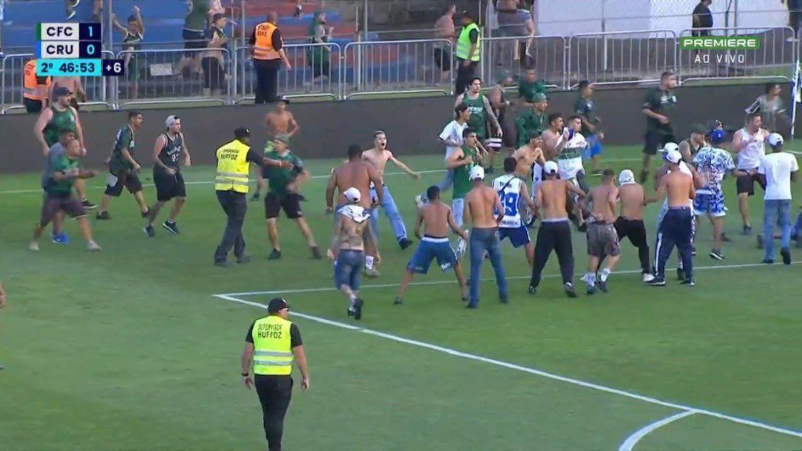 Coritiba x Cruzeiro: batalha campal interrompe partida de desesperados