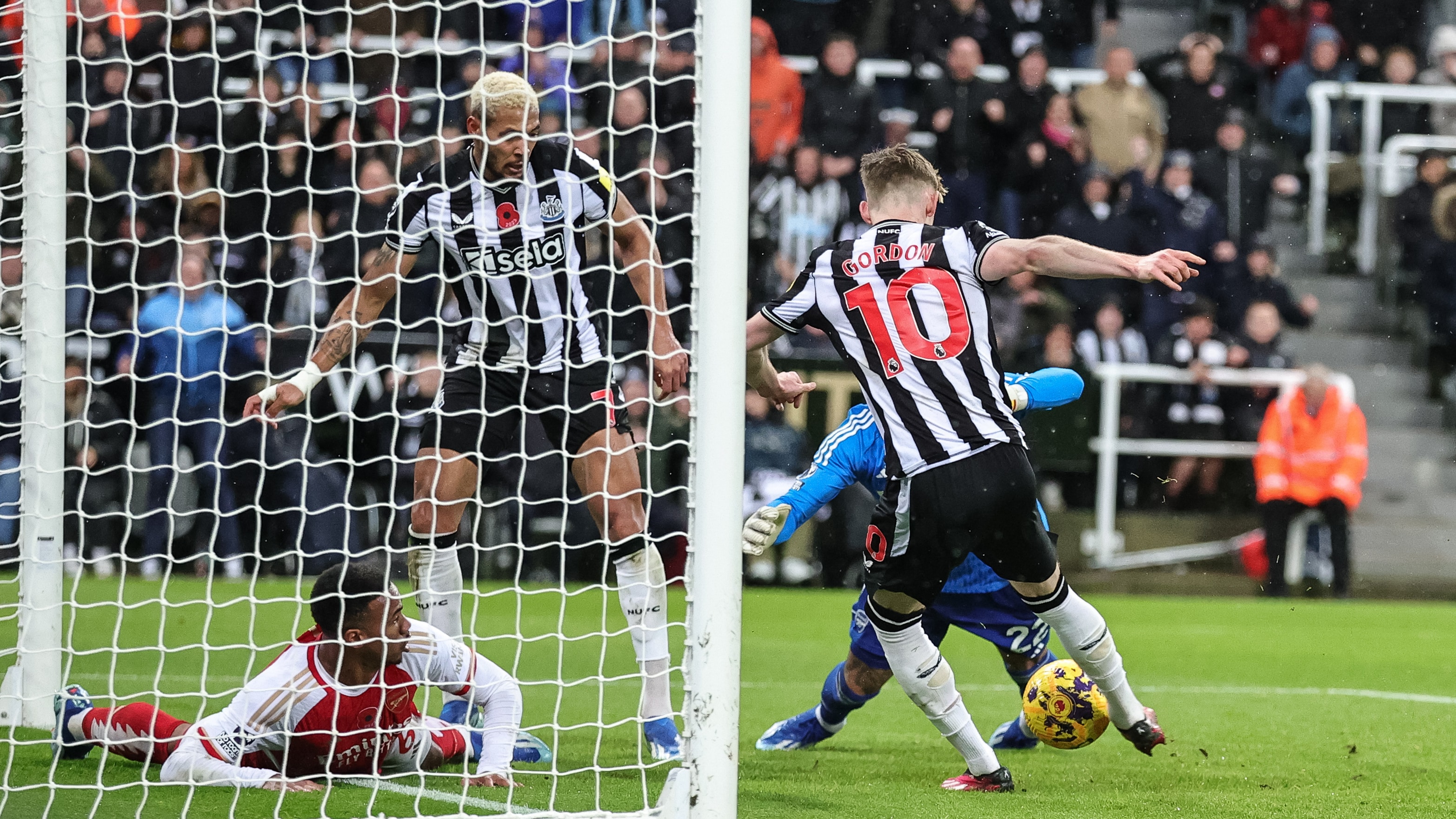 Em jogo mais quente que bonito, Newcastle arranca a vit&oacute;ria contra o Arsenal
