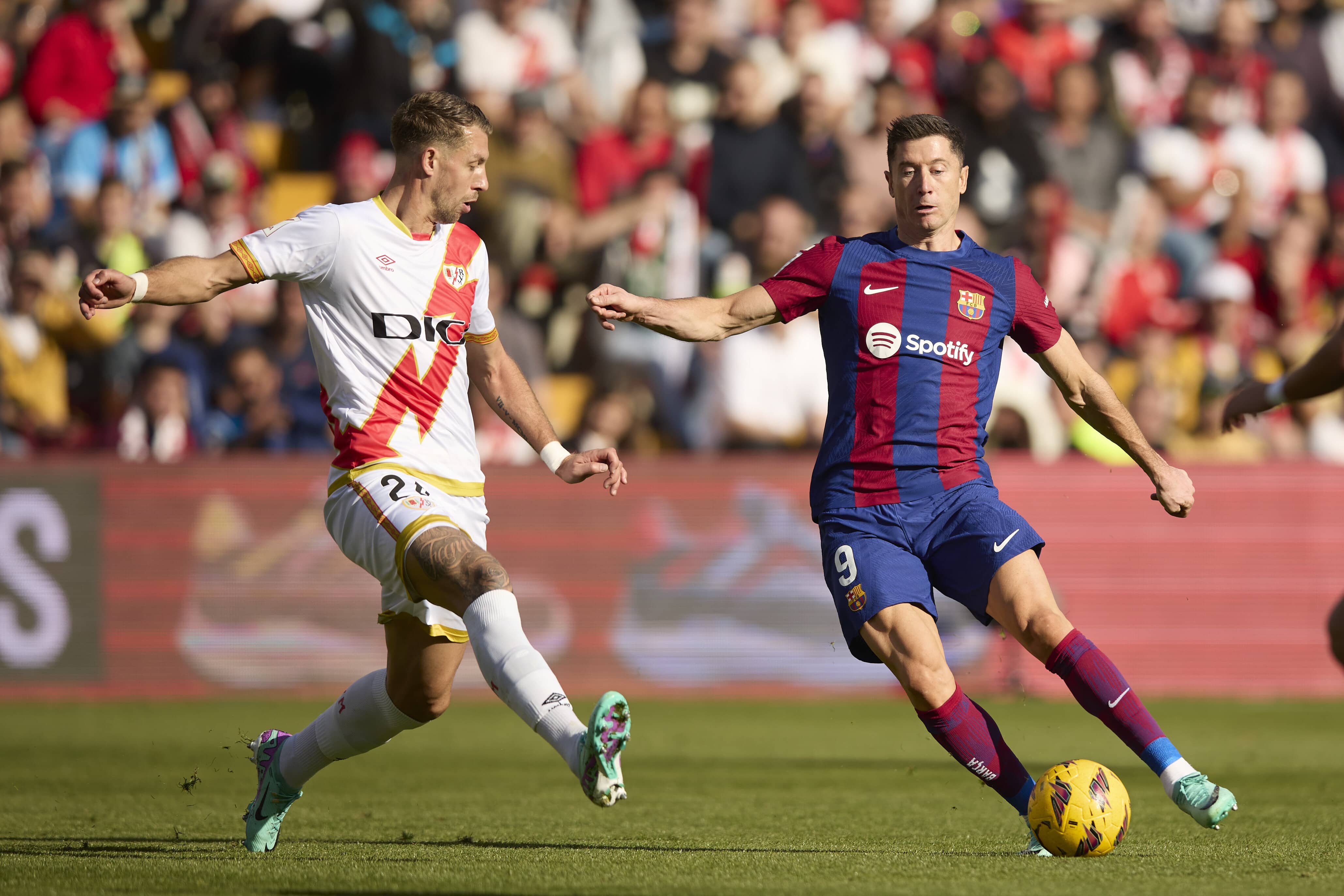 Rayo Vallecano &eacute; gigante contra o Barcelona, faz jogo duro e mant&eacute;m tabu em casa
