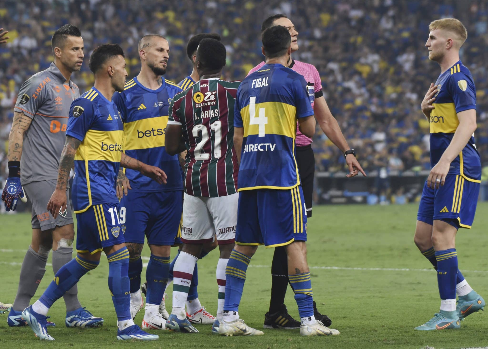 Arbitragem ruim de Wilmar Rold&aacute;n complicou final da Libertadores - Foto: Icon sport