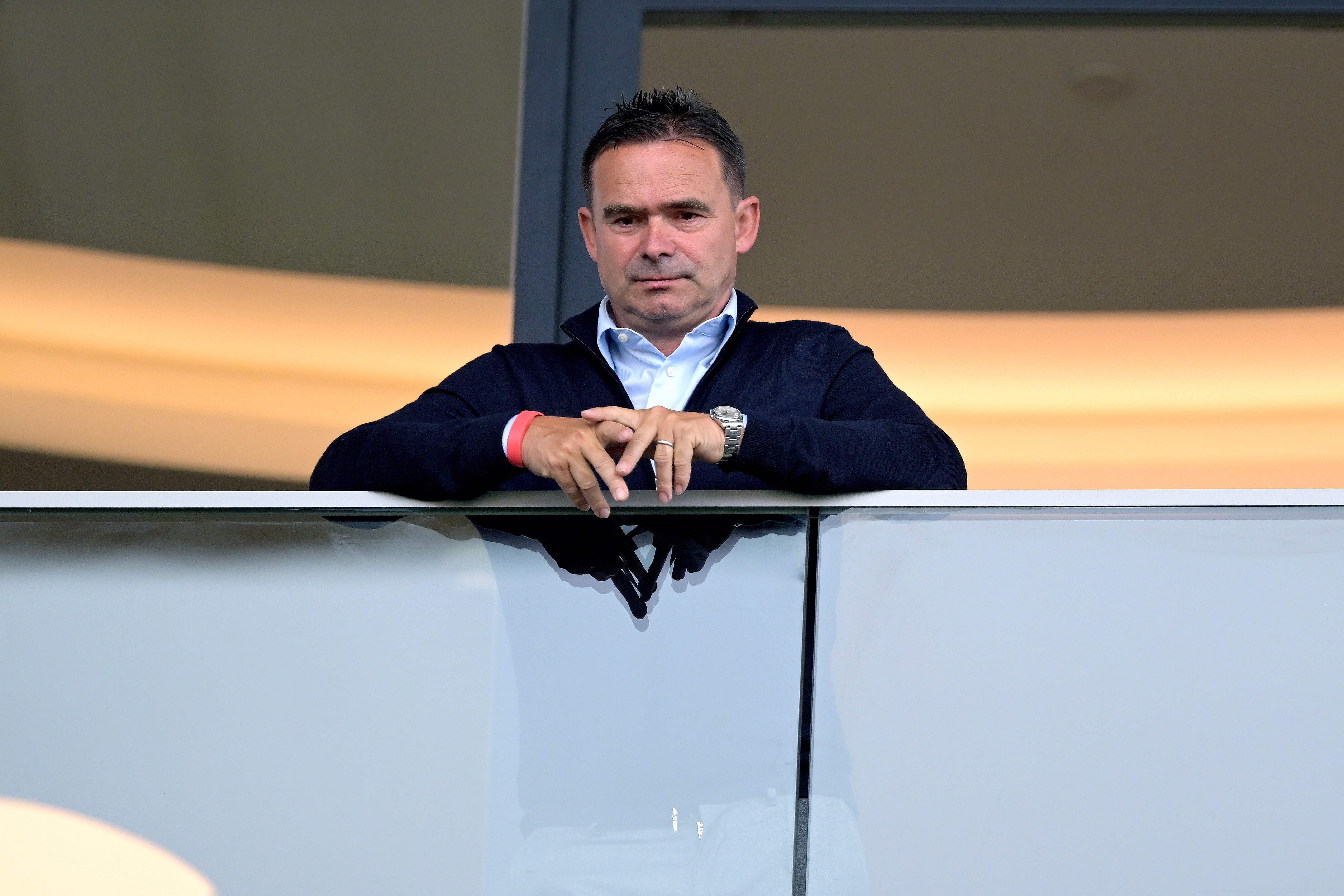 Marc Overmars &eacute; suspenso por um ano do futebol na Holanda por mensagens inapropriadas a colegas mulheres