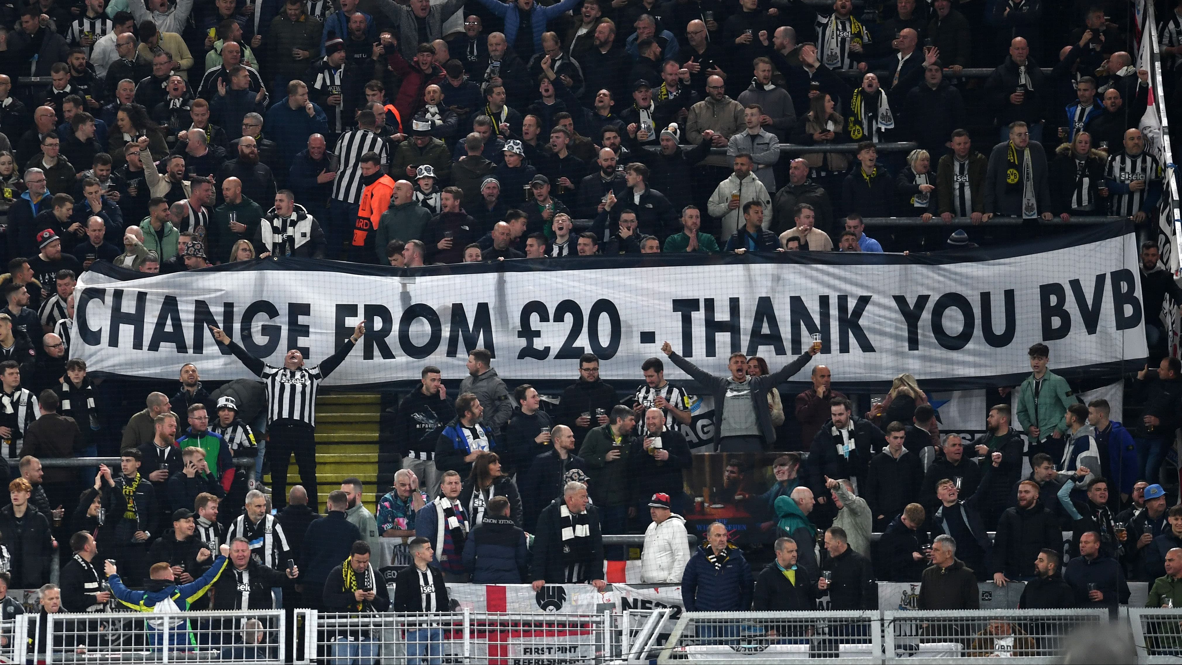 Torcedores do Newcastle agradeceram o Dortmund por ingressos baratos, raridade na Champions