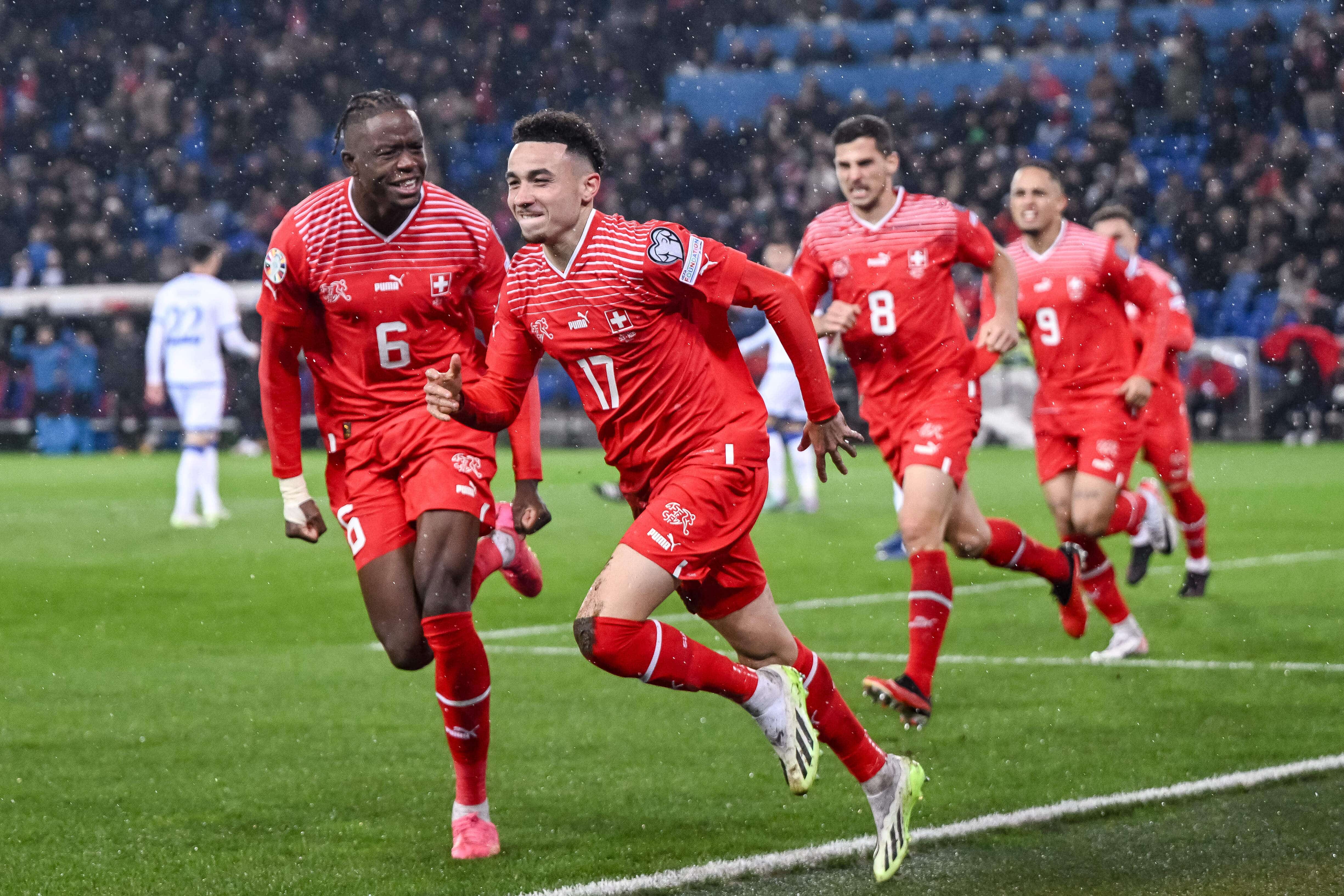 Su&iacute;&ccedil;a sofre mais um &lsquo;apag&atilde;o&rsquo;, mas empate com o Kosovo &eacute; o suficiente para vaga na Eurocopa