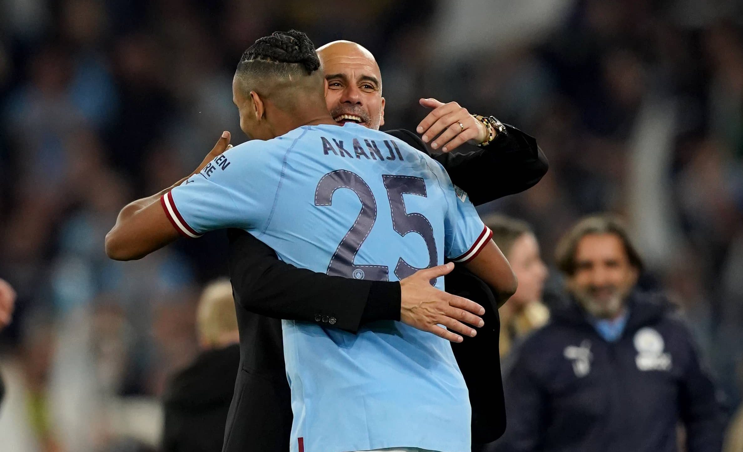 Guardiola est&aacute; apaixonado e em lua de mel com Akanji: &lsquo;Que jogador tenho em minhas m&atilde;os&hellip;&rsquo;