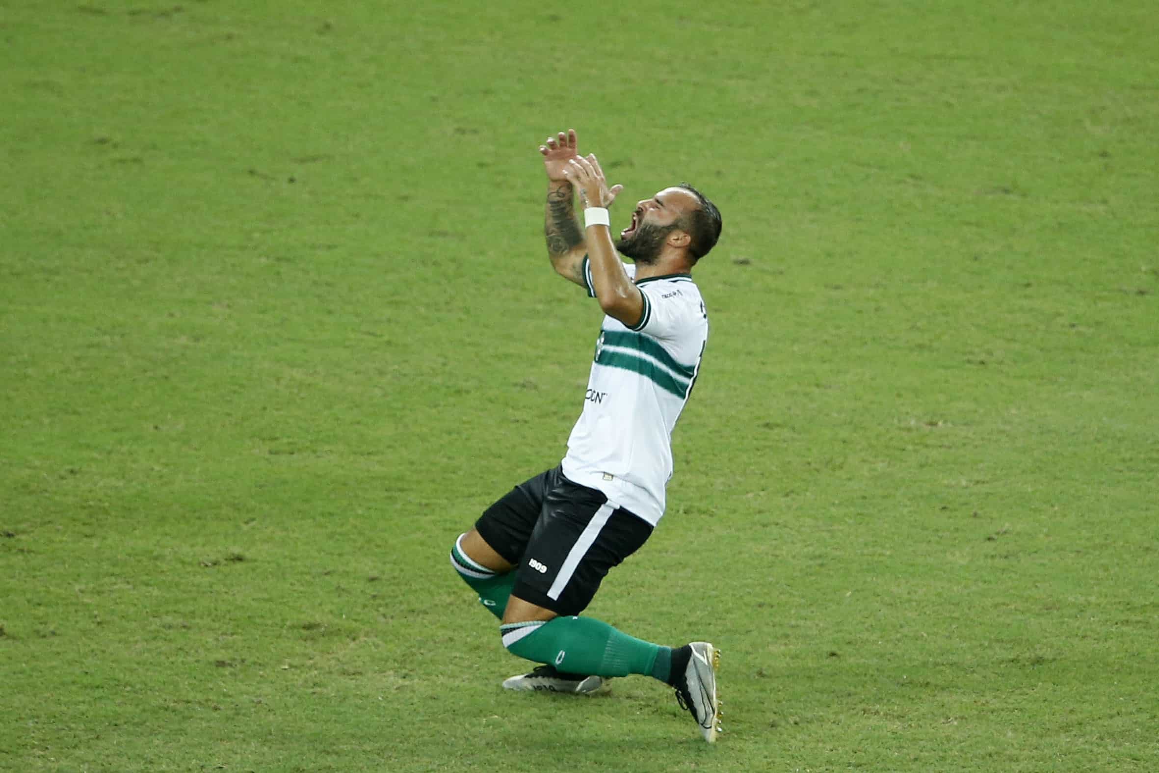 Mochileiro do futebol: fora do Coritiba, Jes&eacute; Rodriguez parte &agrave; procura do 9&ordm; time em 7 anos