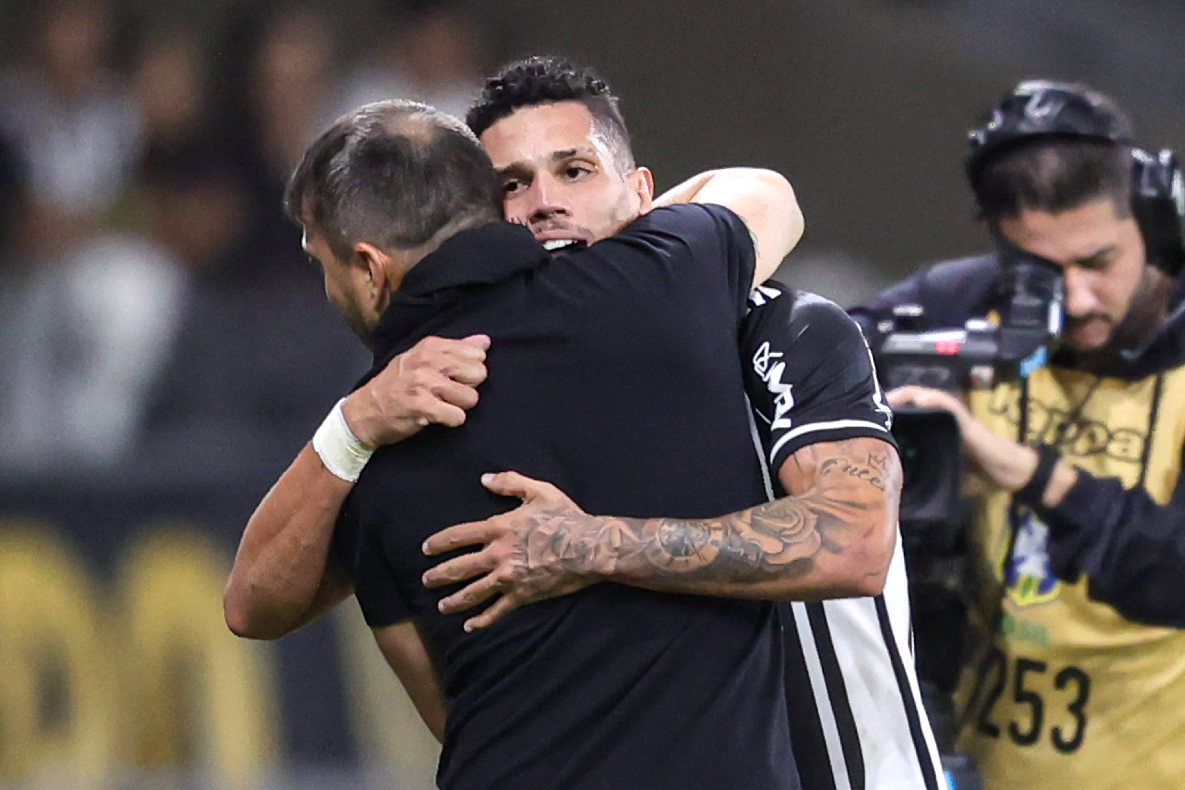 Paulinho acaba com narrativa, defende Coudet no Atl&eacute;tico-MG, o que confirma mais um erro da diretoria