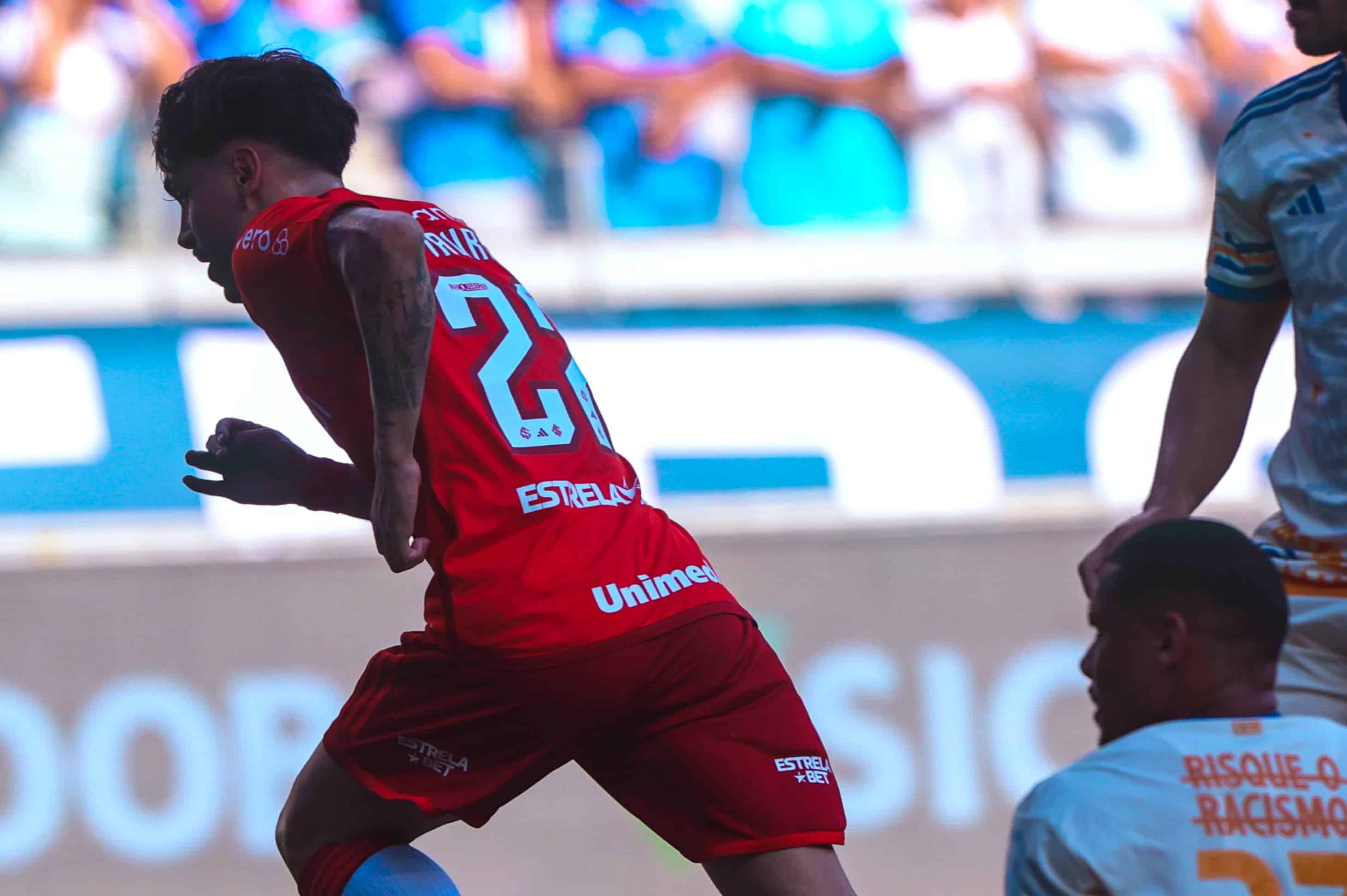 Internacional leva a melhor em &lsquo;batalha dos desesperados&rsquo; e complica o Cruzeiro