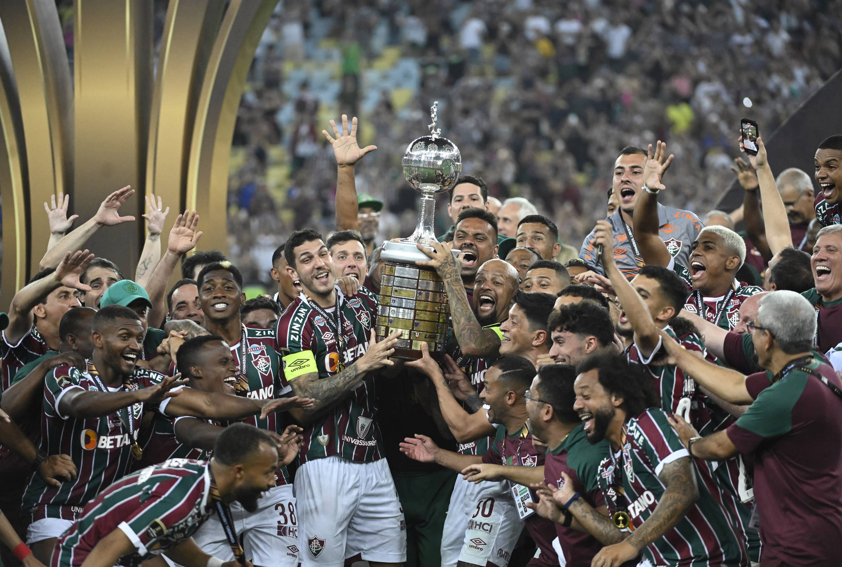 Nino levanta a ta&ccedil;a Libertadores da Am&eacute;rica pelo Fluminense e faz hist&oacute;ria no clube - Foto: Icon sport
