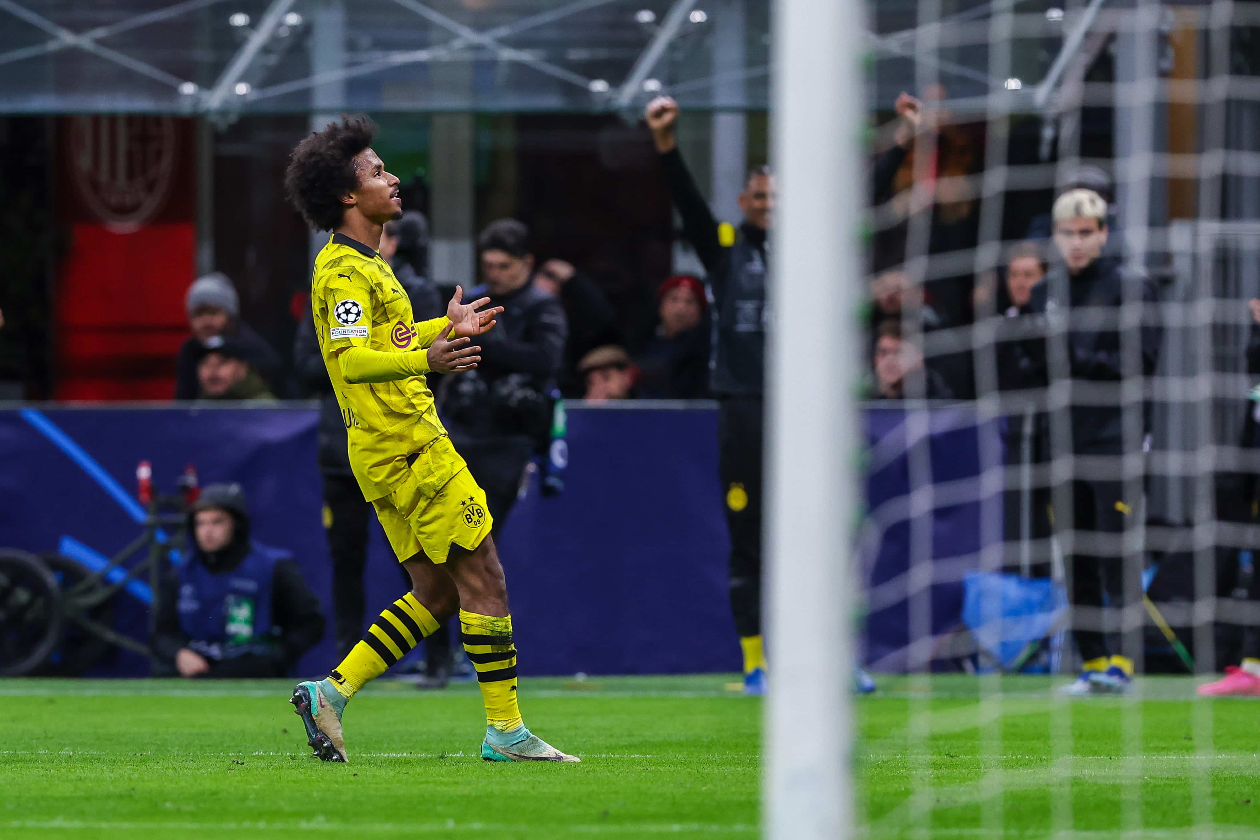 Adeyemi incendeia jogo e Dortmund &eacute; o primeiro classificado no &lsquo;grupo da morte&rsquo;; Milan segura a lanterna