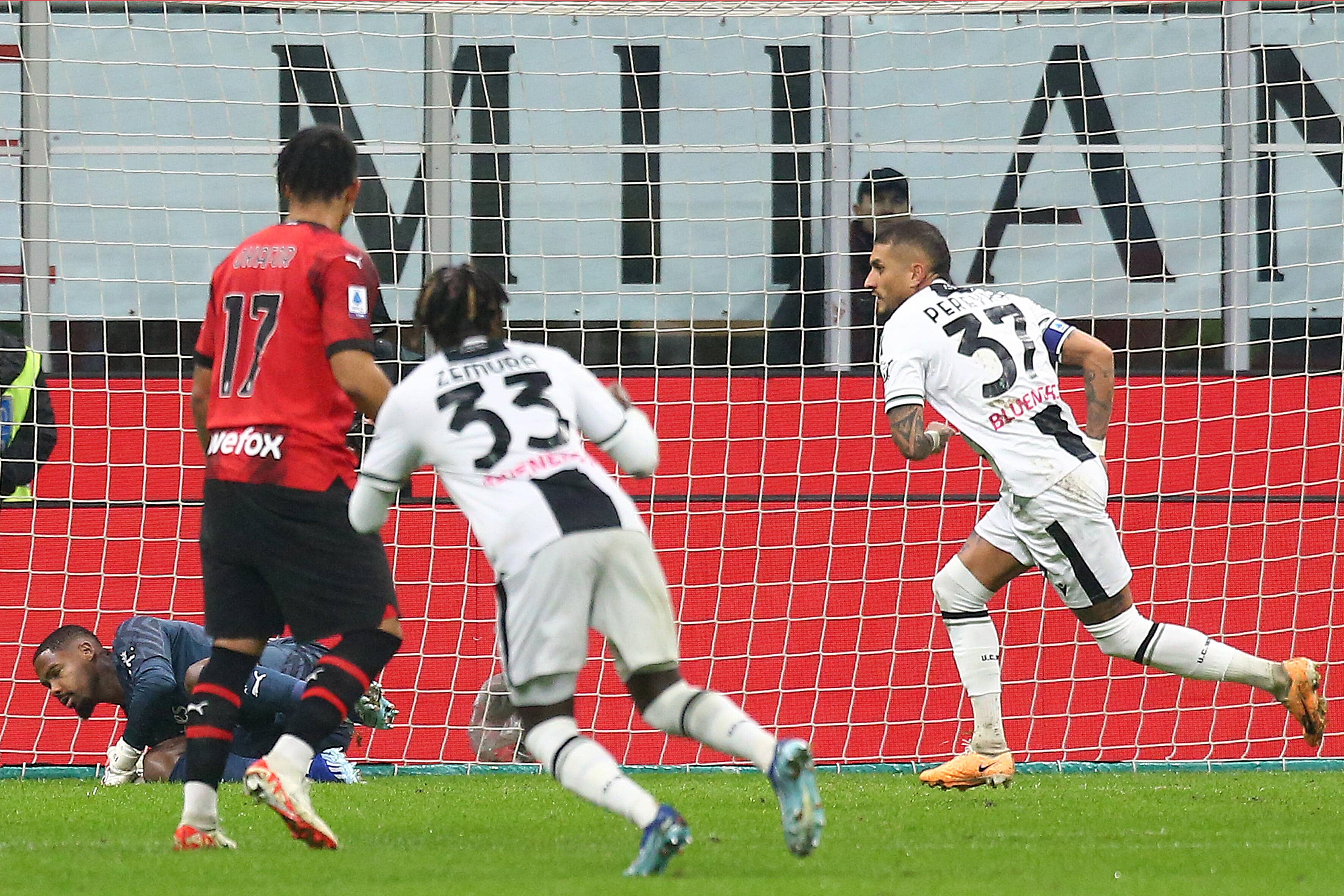 Milan trope&ccedil;a em casa de novo, Silvestri fecha o gol e Udinese vence