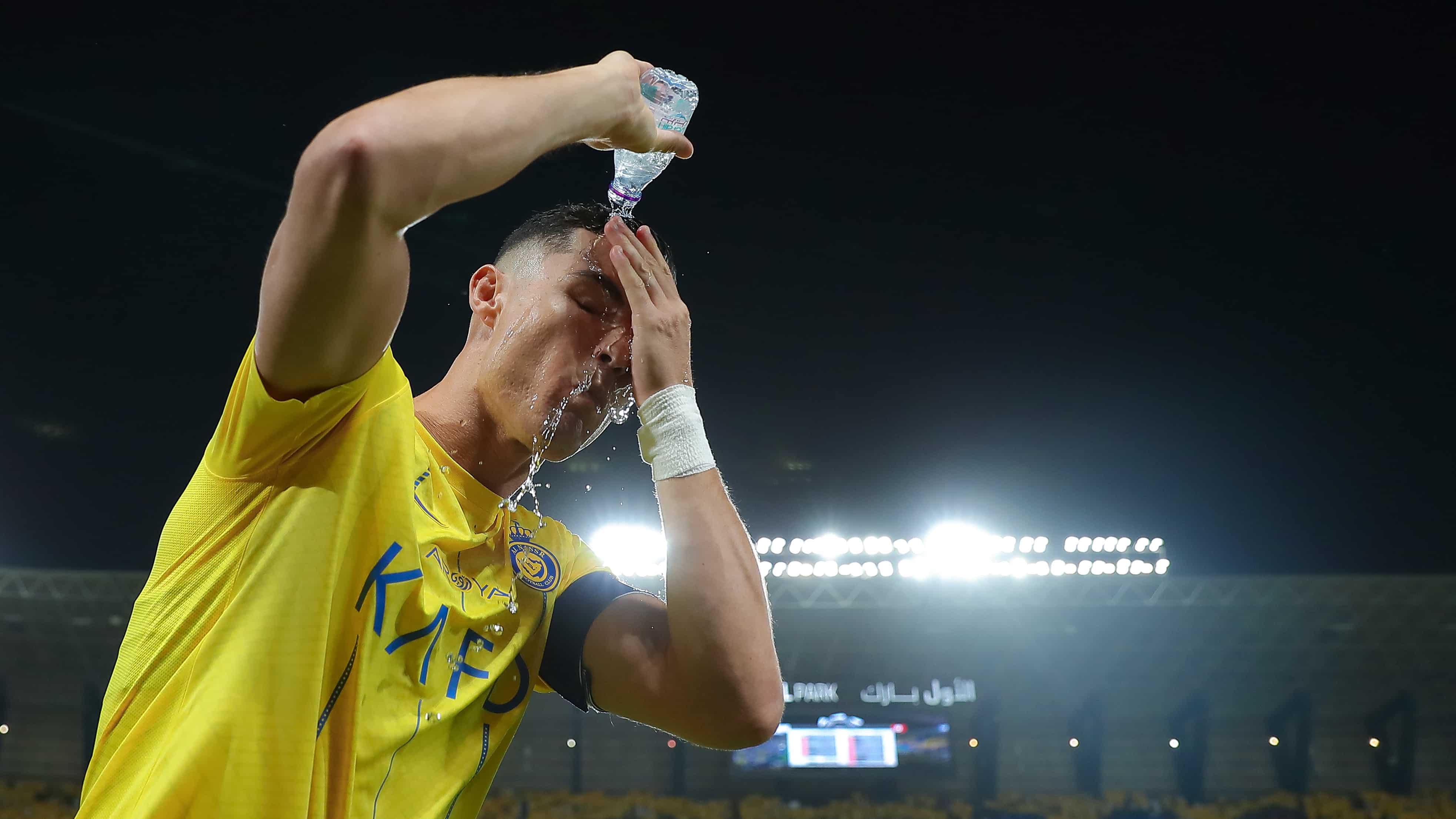 Com sede insaci&aacute;vel de t&iacute;tulos, Cristiano Ronaldo carrega Al Nassr nas costas para vencer o fraco Al-Akhdoud