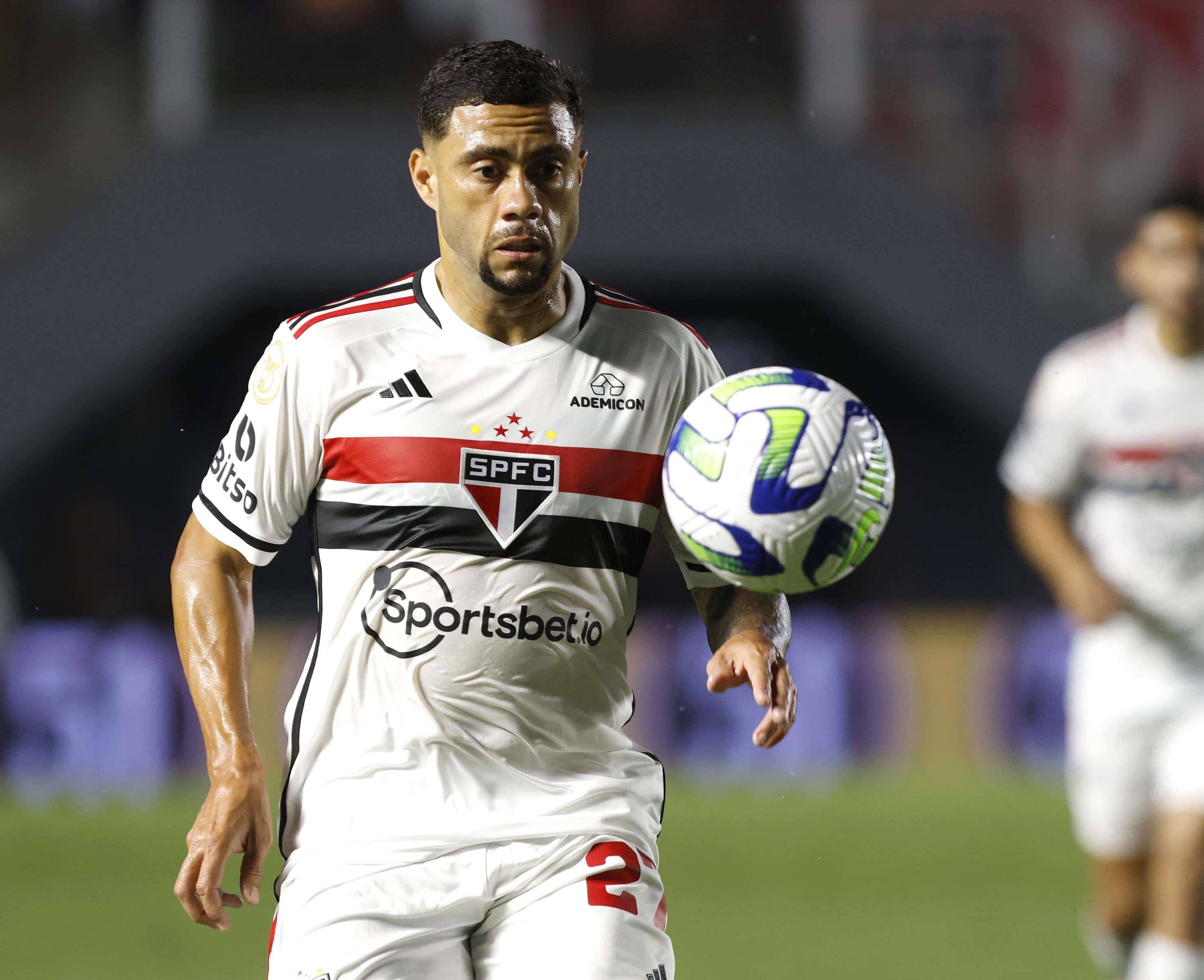 Caiu na esquerda, j&aacute; sabe: Rato mostra contra o Corinthians por que &eacute; (muito) titular do S&atilde;o Paulo