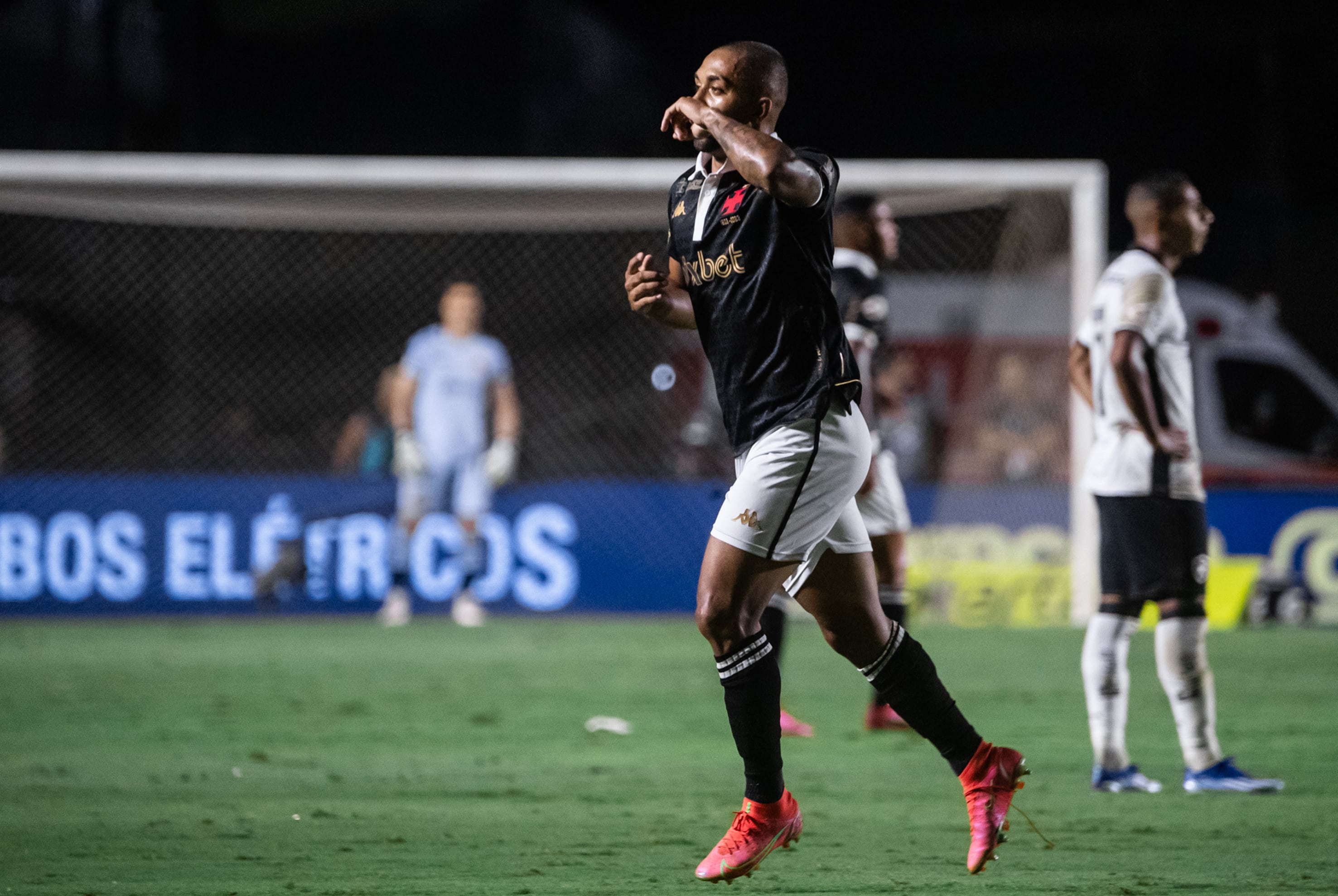Vasco vence o Botafogo, sai da zona do rebaixamento e deixa Brasileiro mais aberto do que nunca