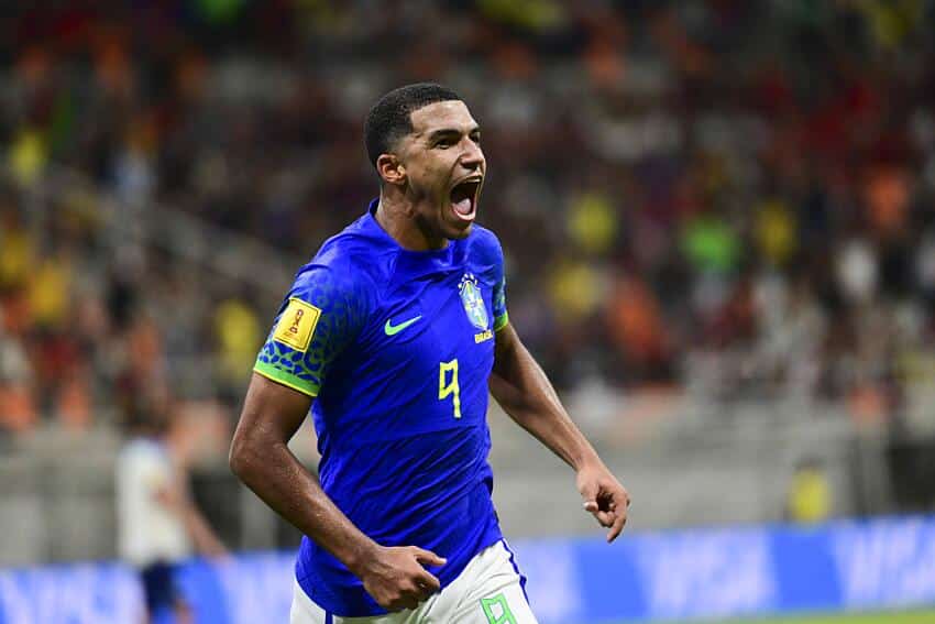 Kau&atilde; Elias comemora gol diante da Inglaterra na &uacute;ltima rodada da Copa do Mundo Sub-17. Foto: Icon Sport