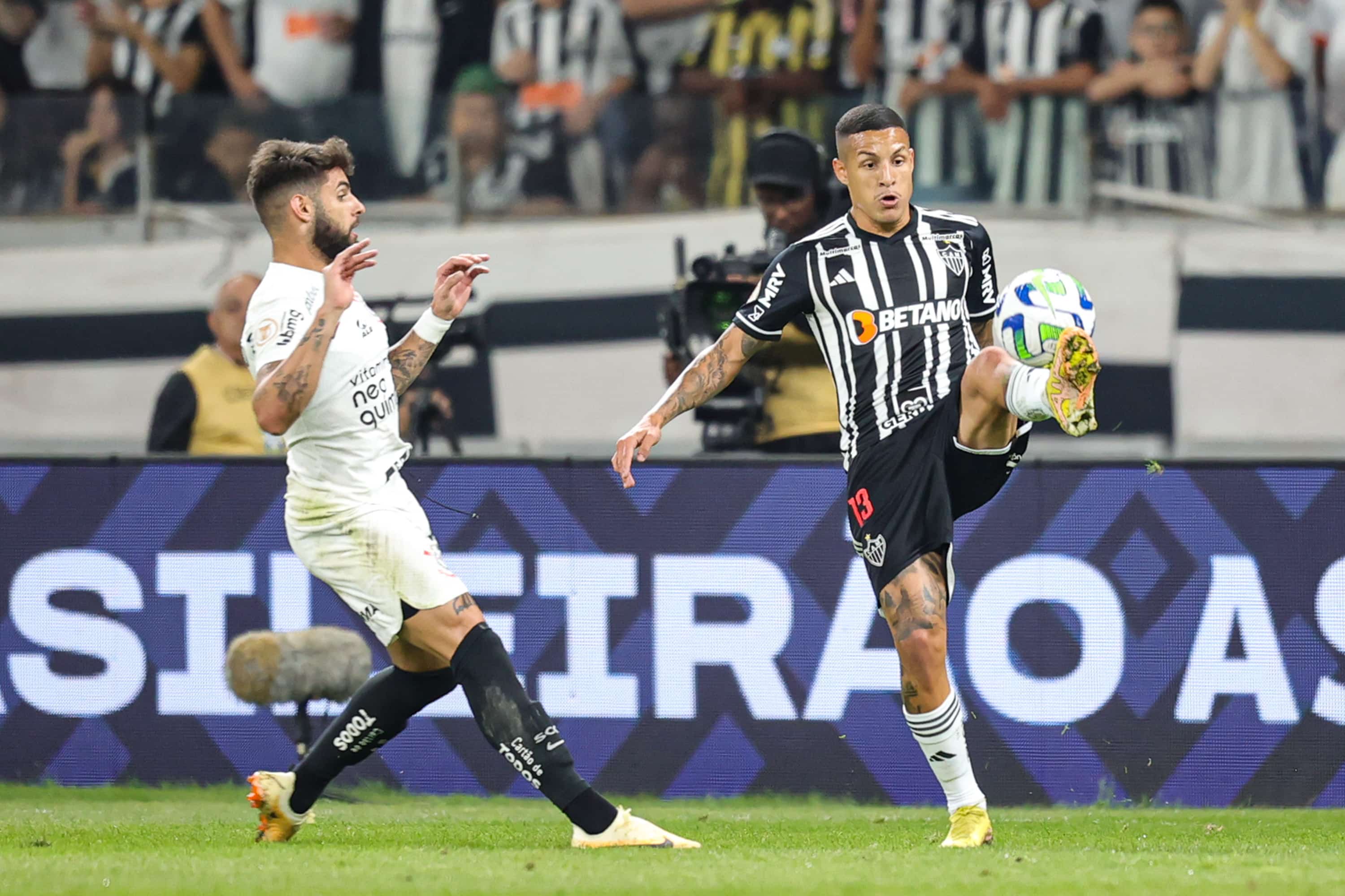 Corinthians e Atl&eacute;tico-MG duelam na tentativa de garantir o que lhes restou da temporada
