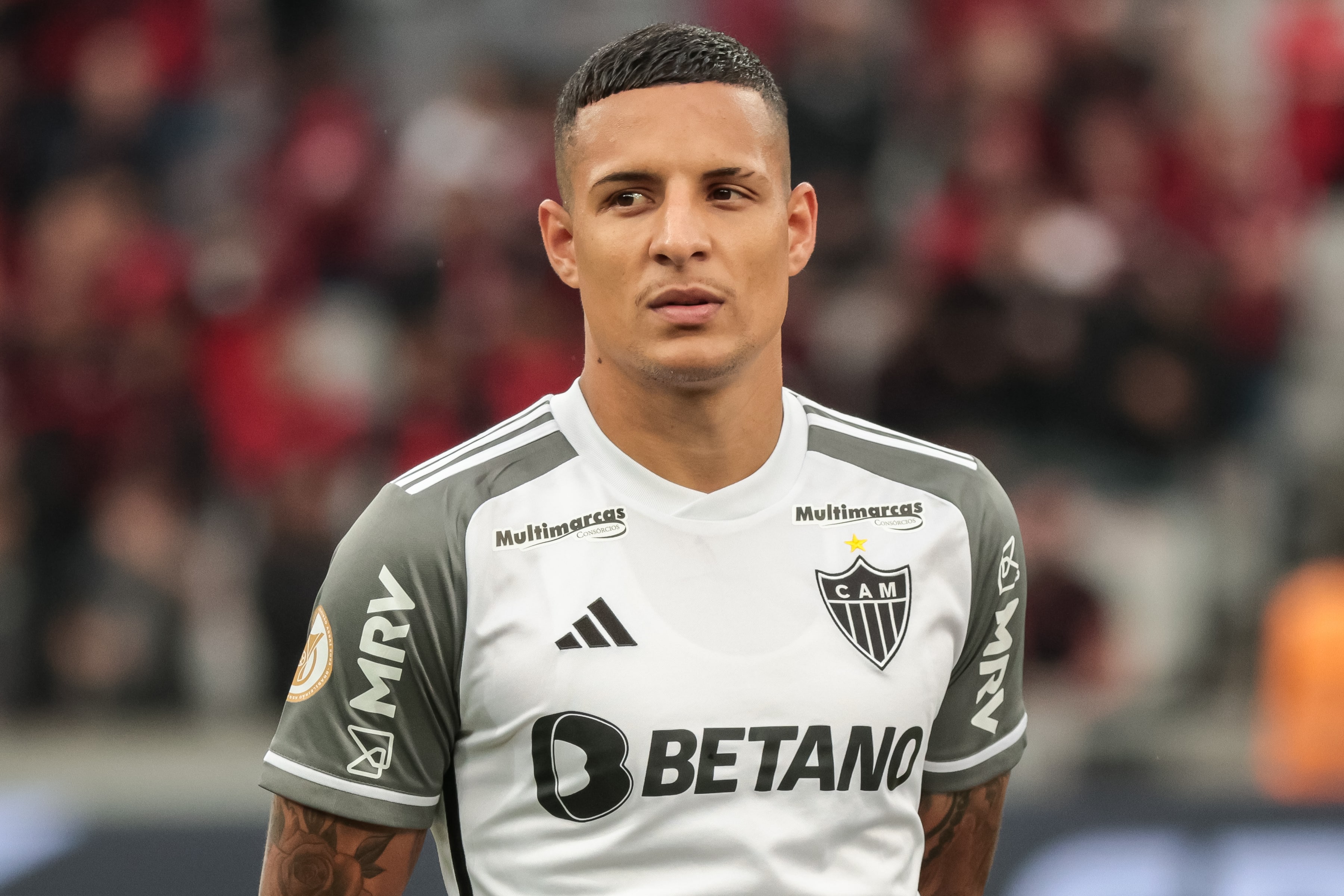 Guilherme Arana renova com o Atl&eacute;tico-MG, o clube que o fez &lsquo;voltar a gostar de jogar futebol&rsquo;