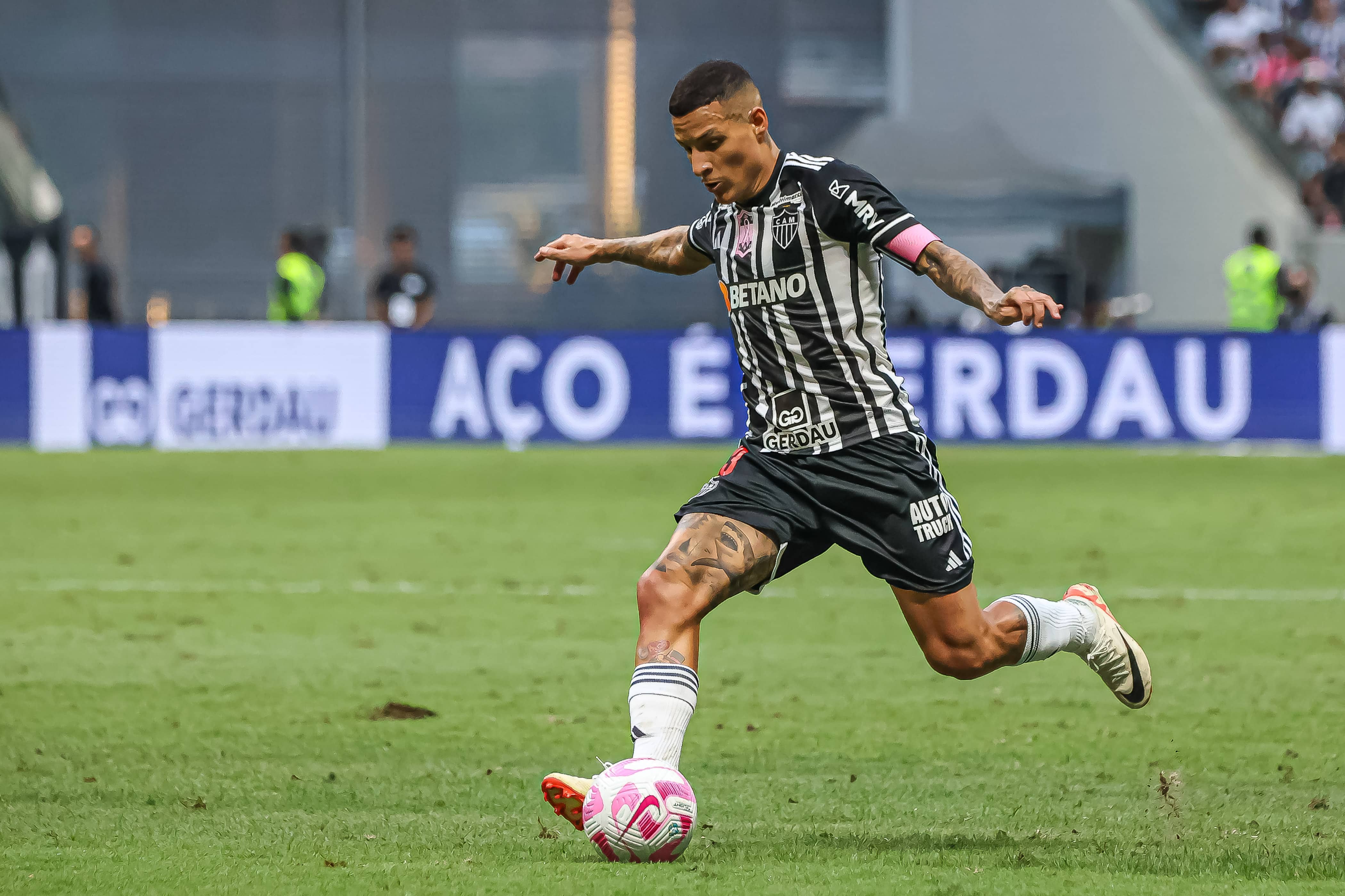 O que pensam os jogadores do Atl&eacute;tico-MG sobre jogar no gramado sint&eacute;tico?