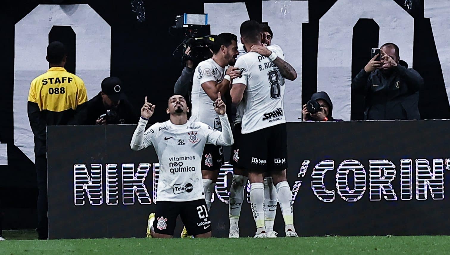 Com gol bizarro, Corinthians vence o Athletico-PR e garante tr&ecirc;s pontos que o distanciam do Z-4