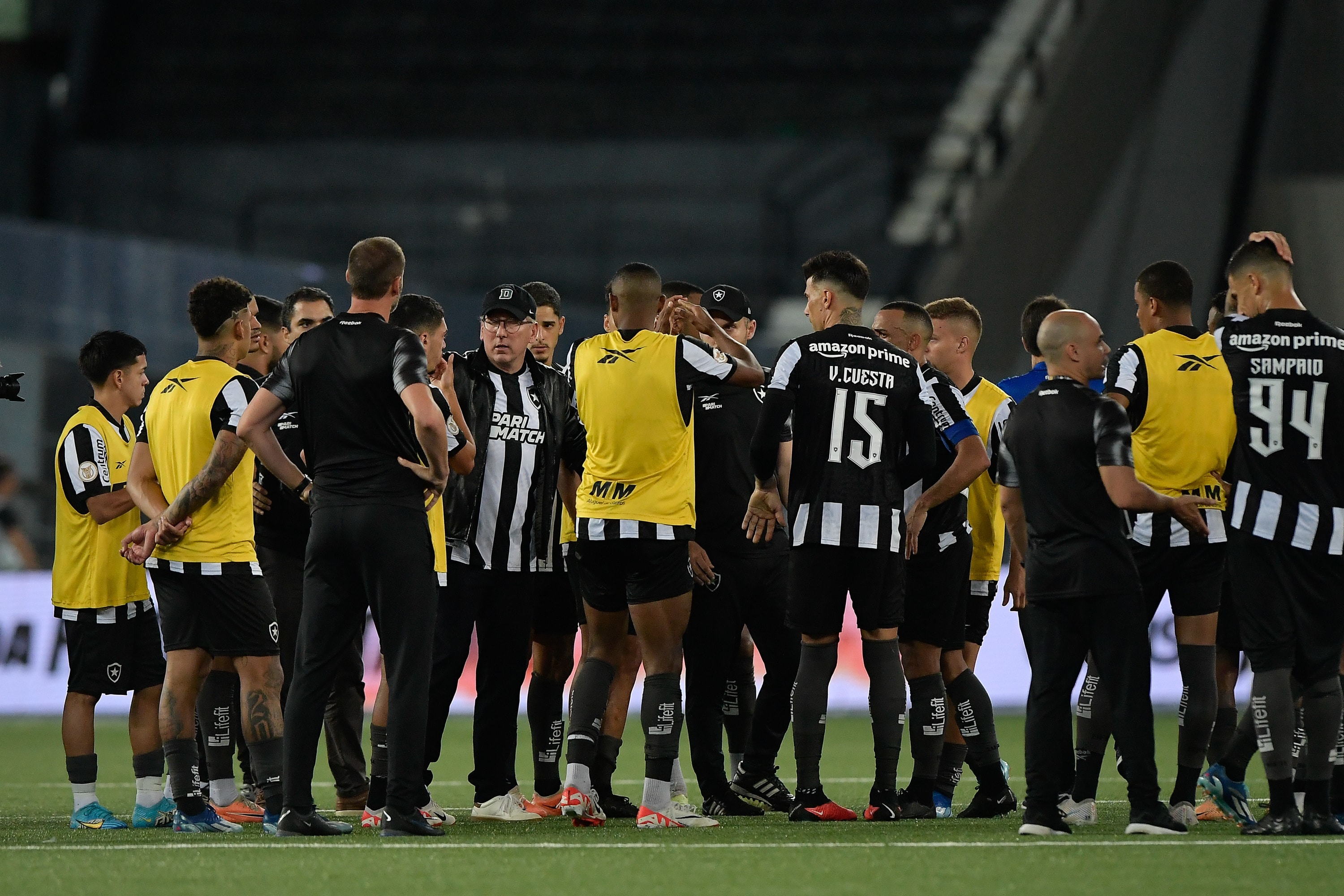 Botafogo institucionaliza o &lsquo;contra tudo e contra todos&rsquo;, enquanto time se perde em campo
