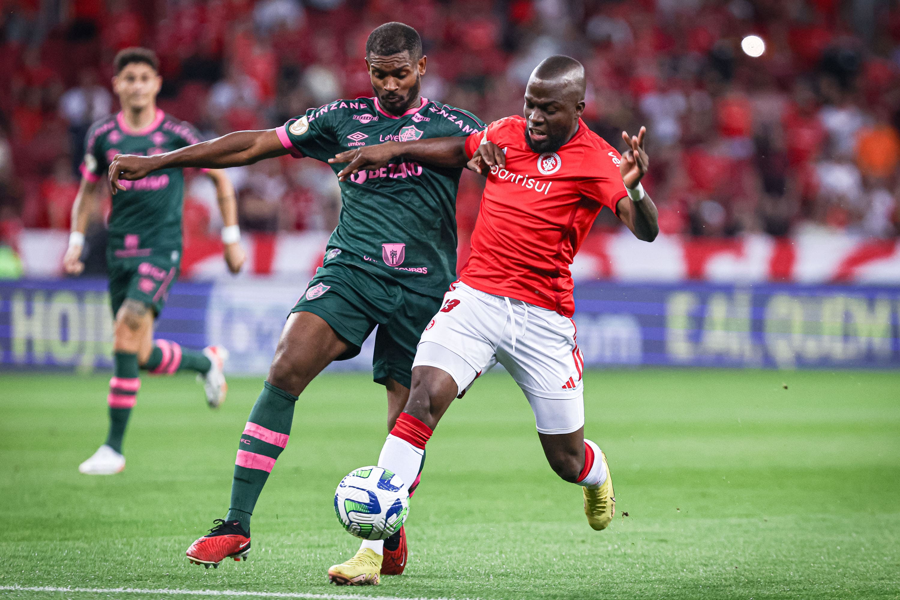 Ap&oacute;s emo&ccedil;&otilde;es na Libertadores, Internacional e Fluminense fazem jogo morno e n&atilde;o saem do zero