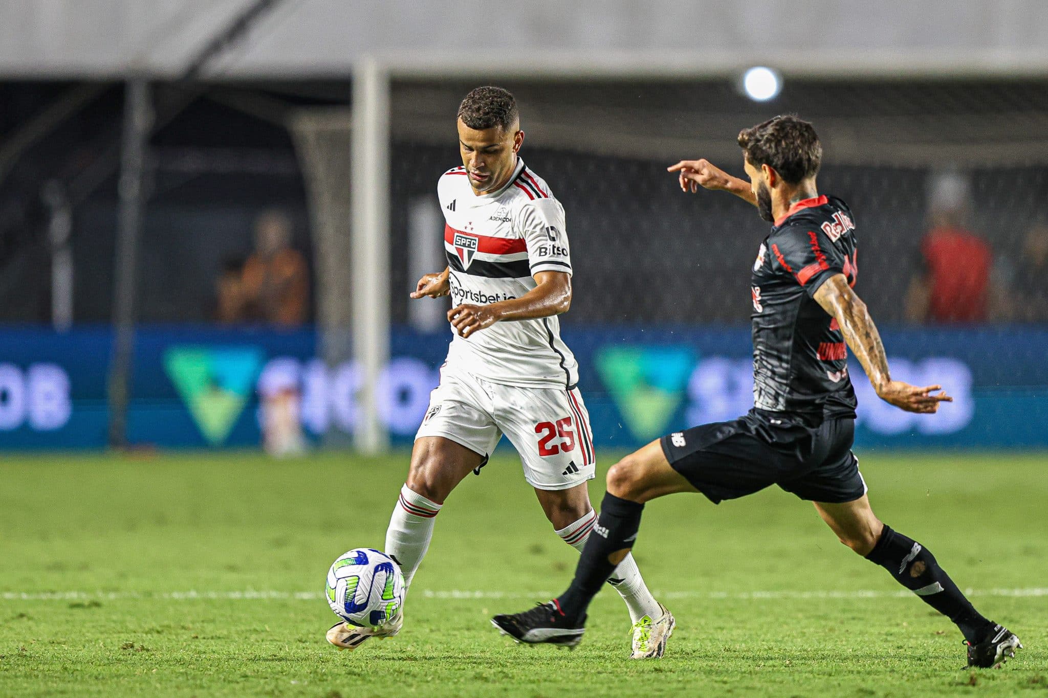 S&atilde;o Paulo faz RB Bragantino patinar na briga pelo t&iacute;tulo com vit&oacute;ria na Vila Belmiro