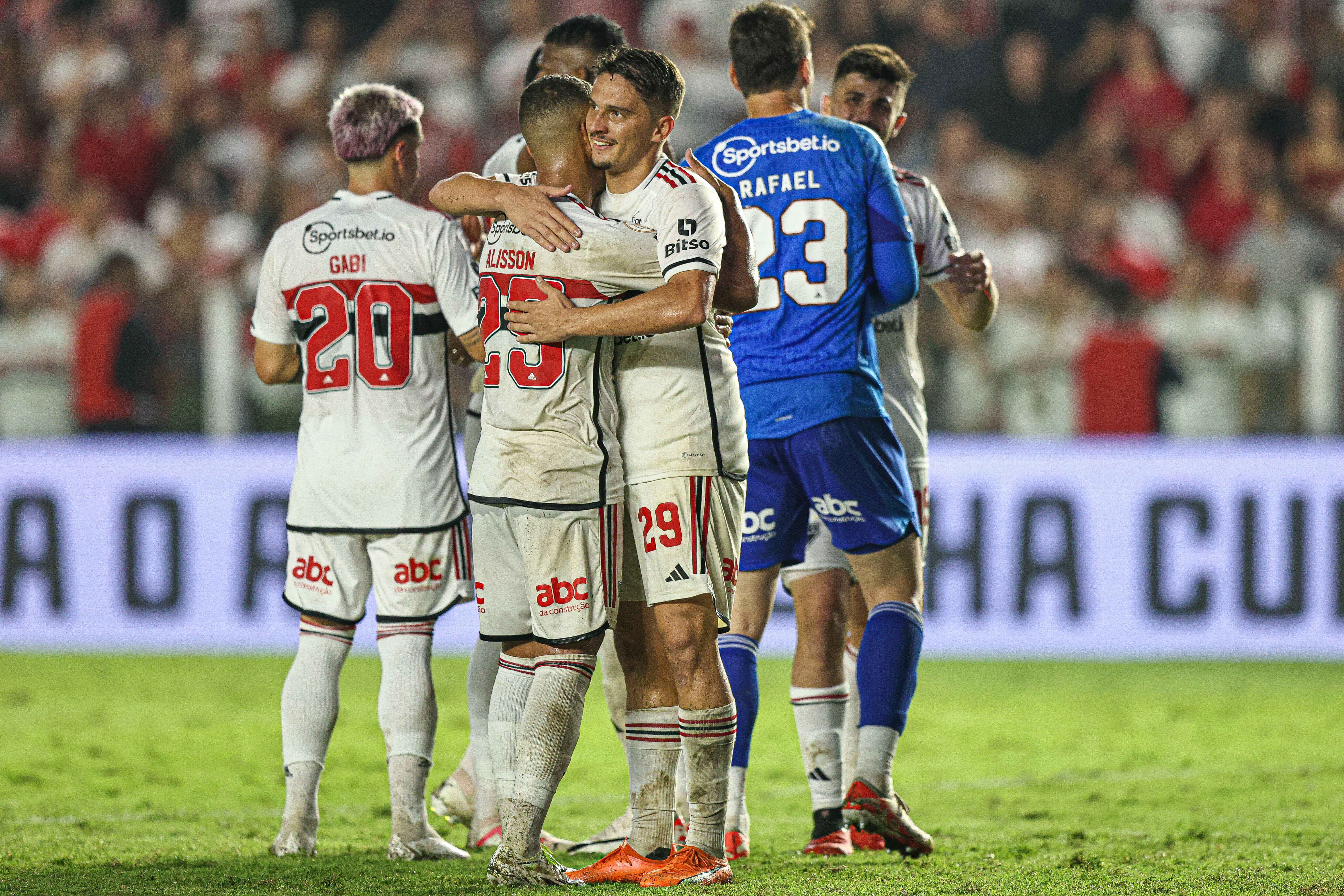 S&atilde;o Paulo poderia sonhar com Brasileir&atilde;o se campanha fora de casa fosse s&oacute; um pouquinho melhor