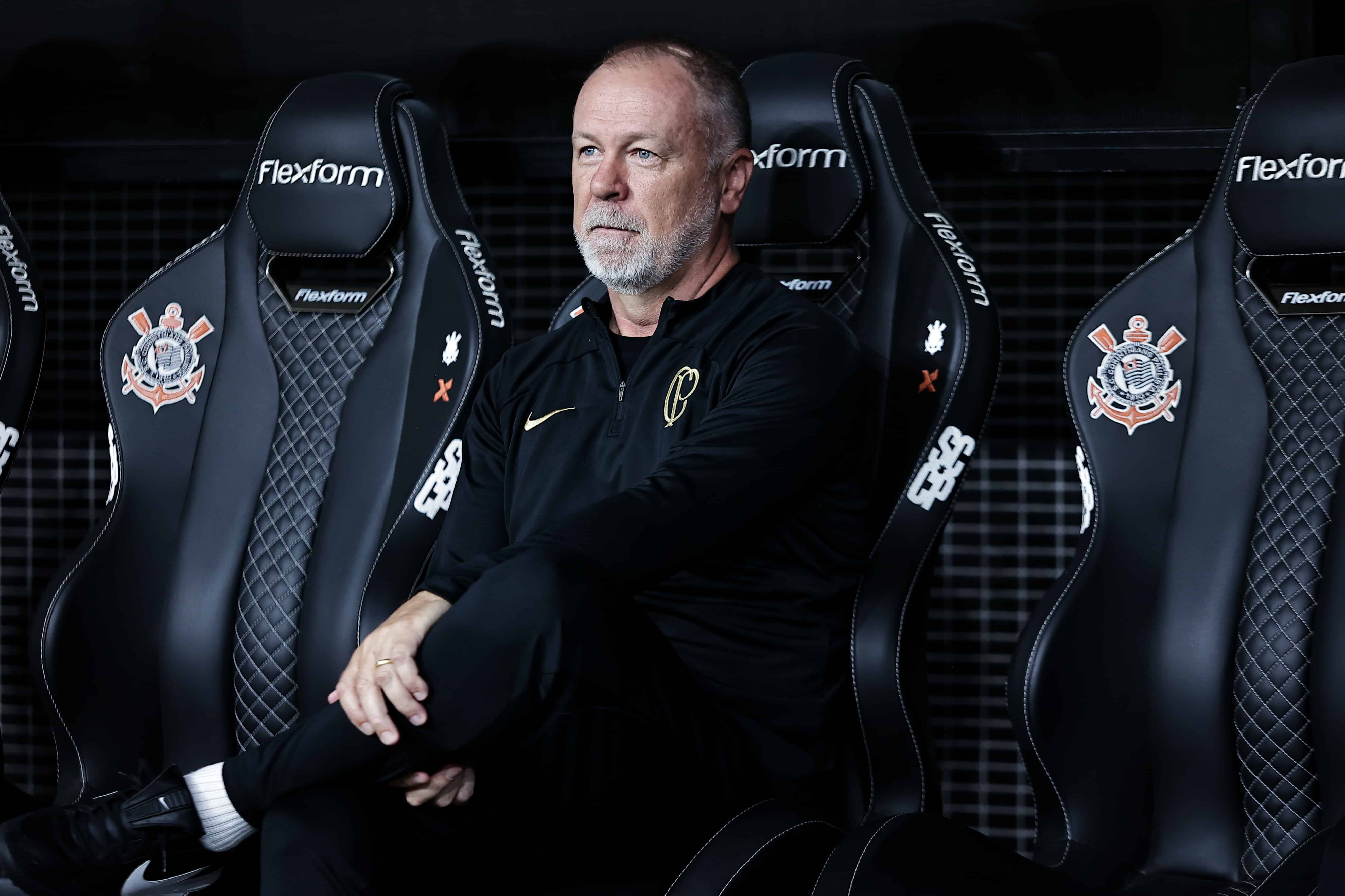 Mano Menezes revela conversa sobre problema t&aacute;tico e usa Bale para defender Yuri e Rojas