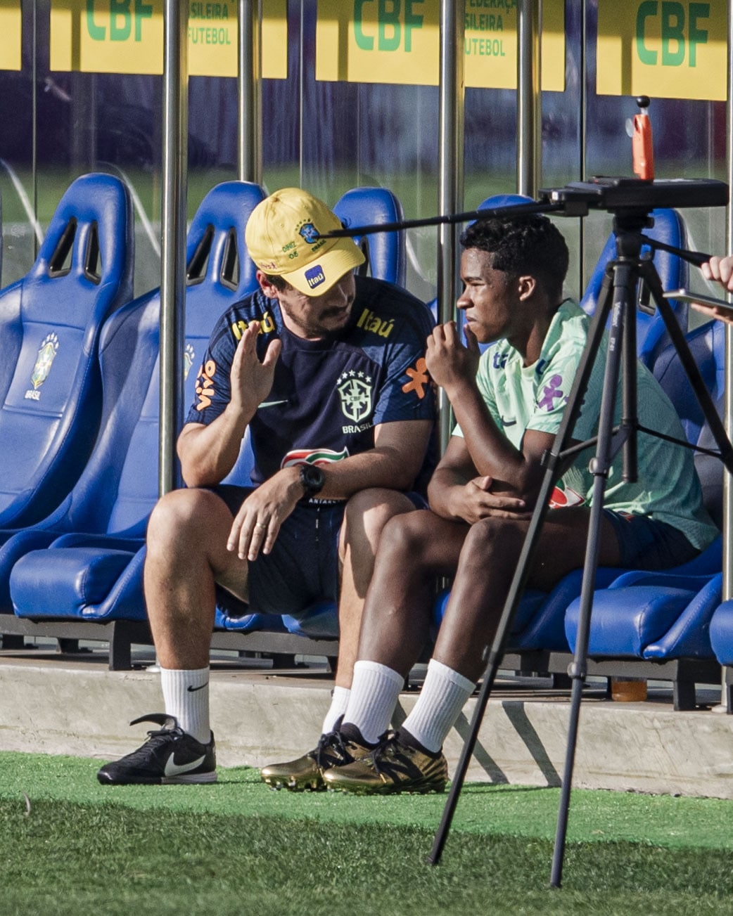 Fernando Diniz com Endrick na Granja Comary: preocupa&ccedil;&atilde;o do treinador vai bem al&eacute;m de resultados - Foto: Icon sport
