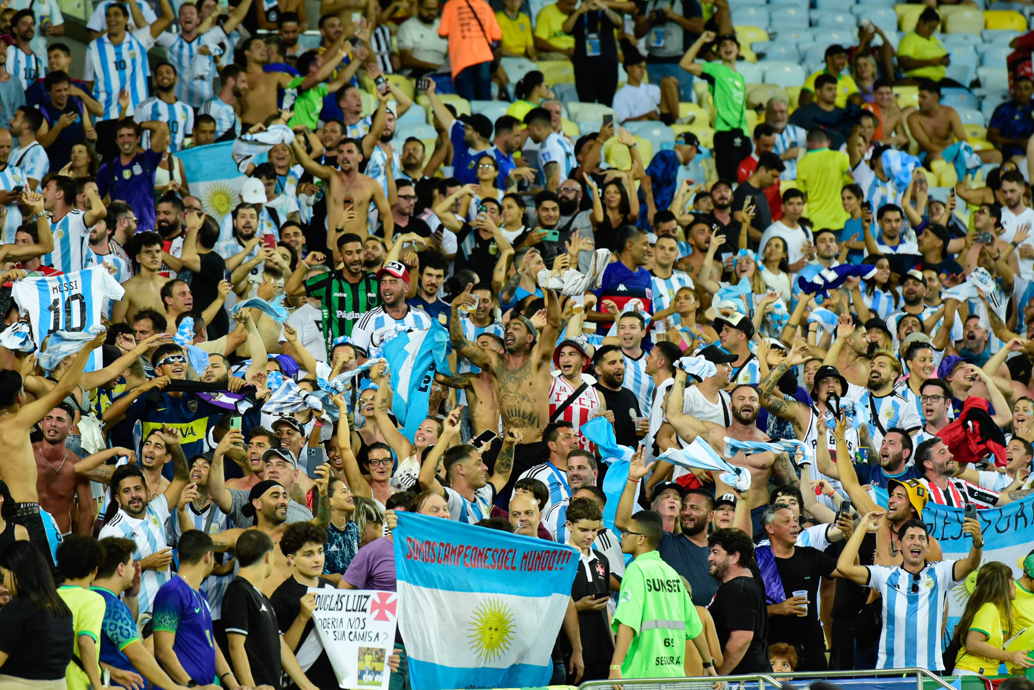Confus&atilde;o com torcedores, guardas e pol&iacute;cia suspende in&iacute;cio de Brasil x Argentina no Maracan&atilde;