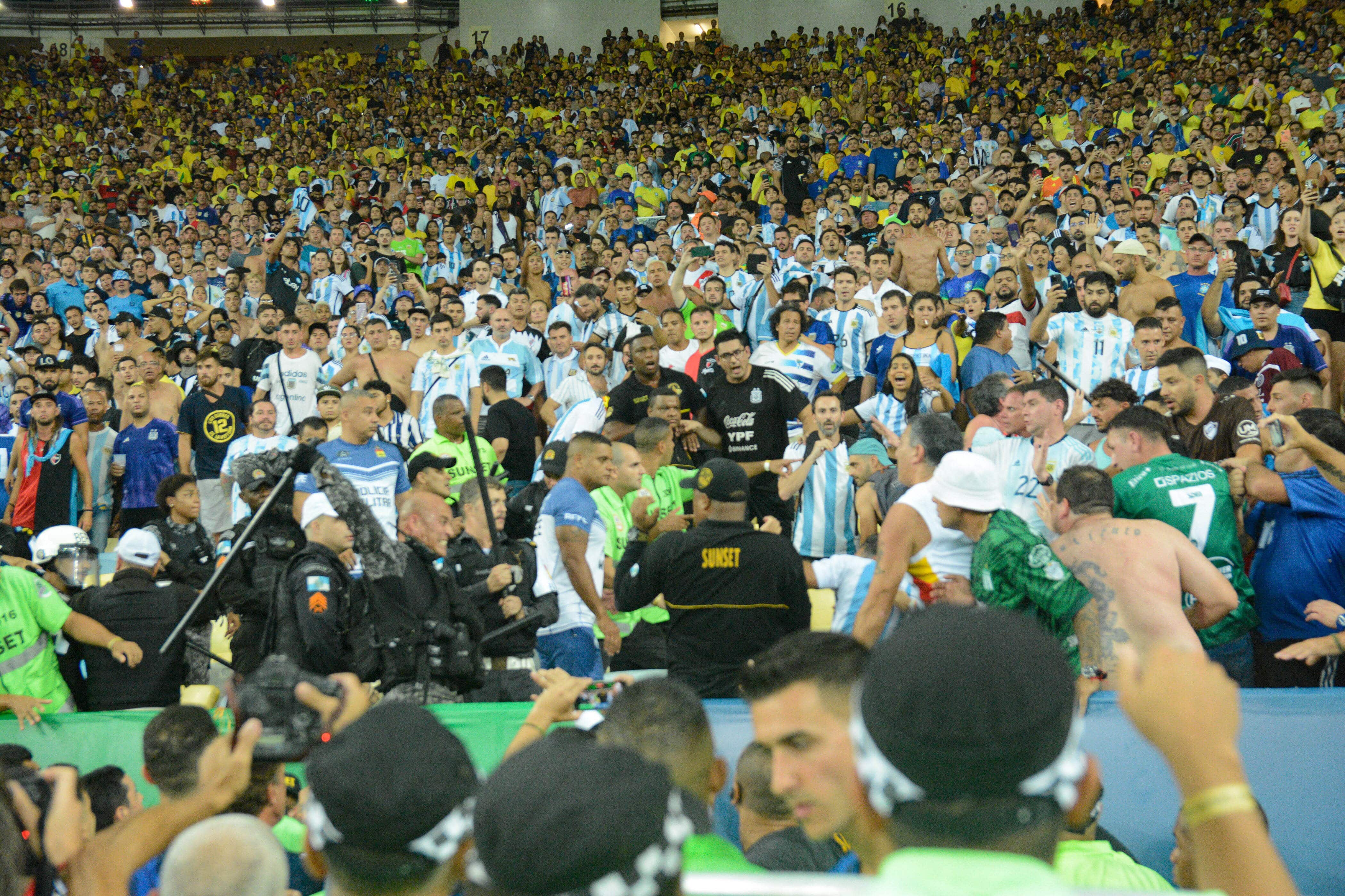 Pol&iacute;cia Militar abriu clar&atilde;o com cassetetes para conter confus&atilde;o entre argentinos e brasileiros no Maracan&atilde; - Foto: Icon sport