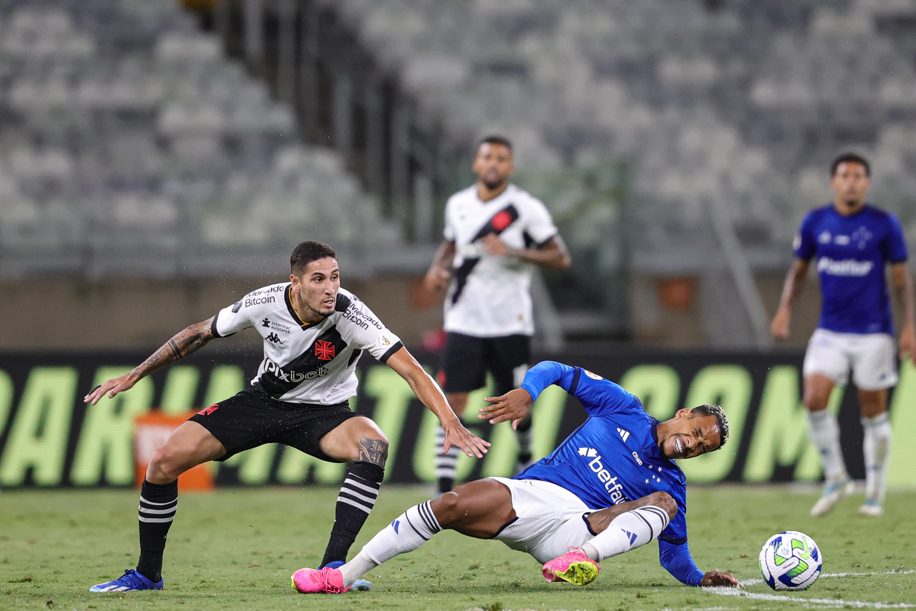 Jogo movimentado entre Cruzeiro e Vasco termina em empate que n&atilde;o ajuda ningu&eacute;m
