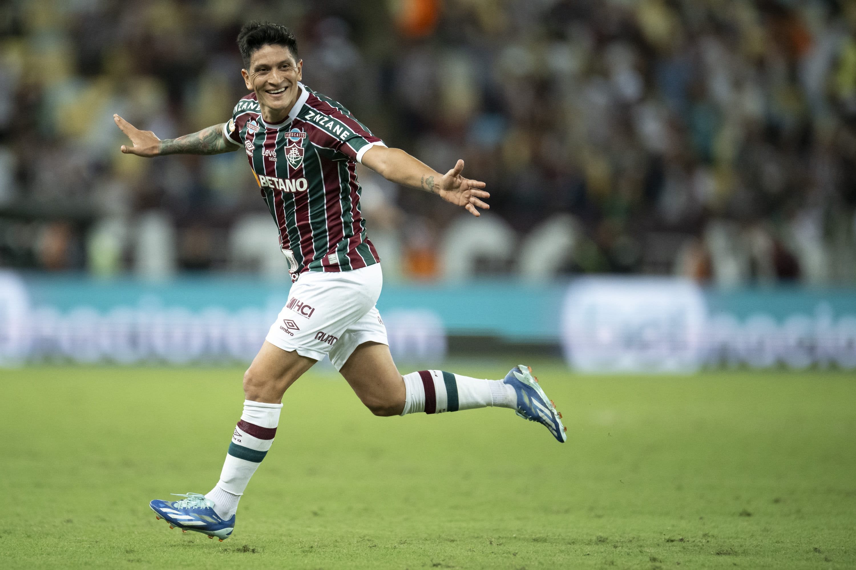 Com gola&ccedil;os de Cano e John Kennedy, Fluminense repete 2009 e rebaixa Coritiba para a S&eacute;rie B