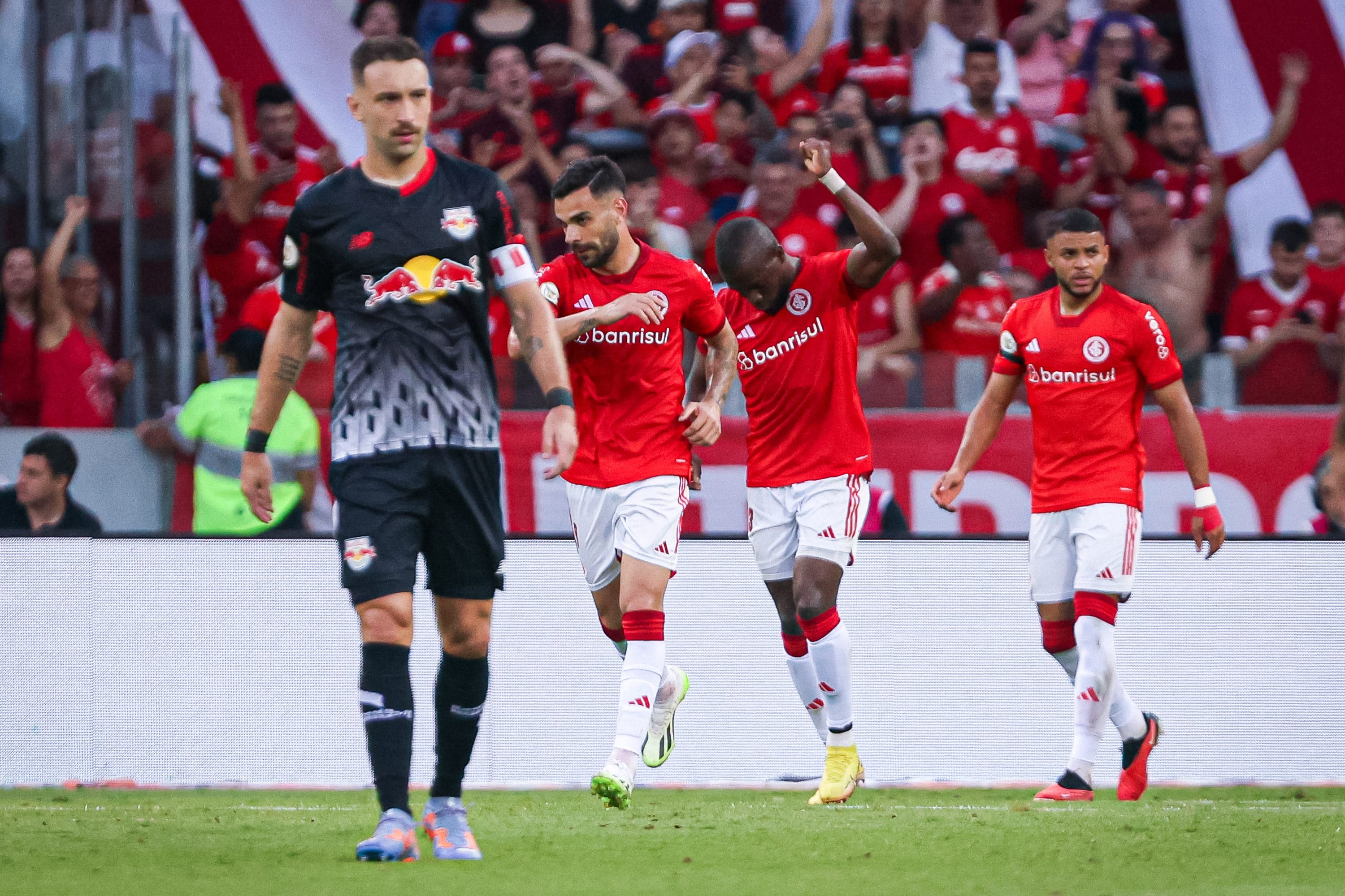 Adeus rebaixamento para um, adeus t&iacute;tulo para outro: Internacional vence RB Bragantino no Beira-Rio