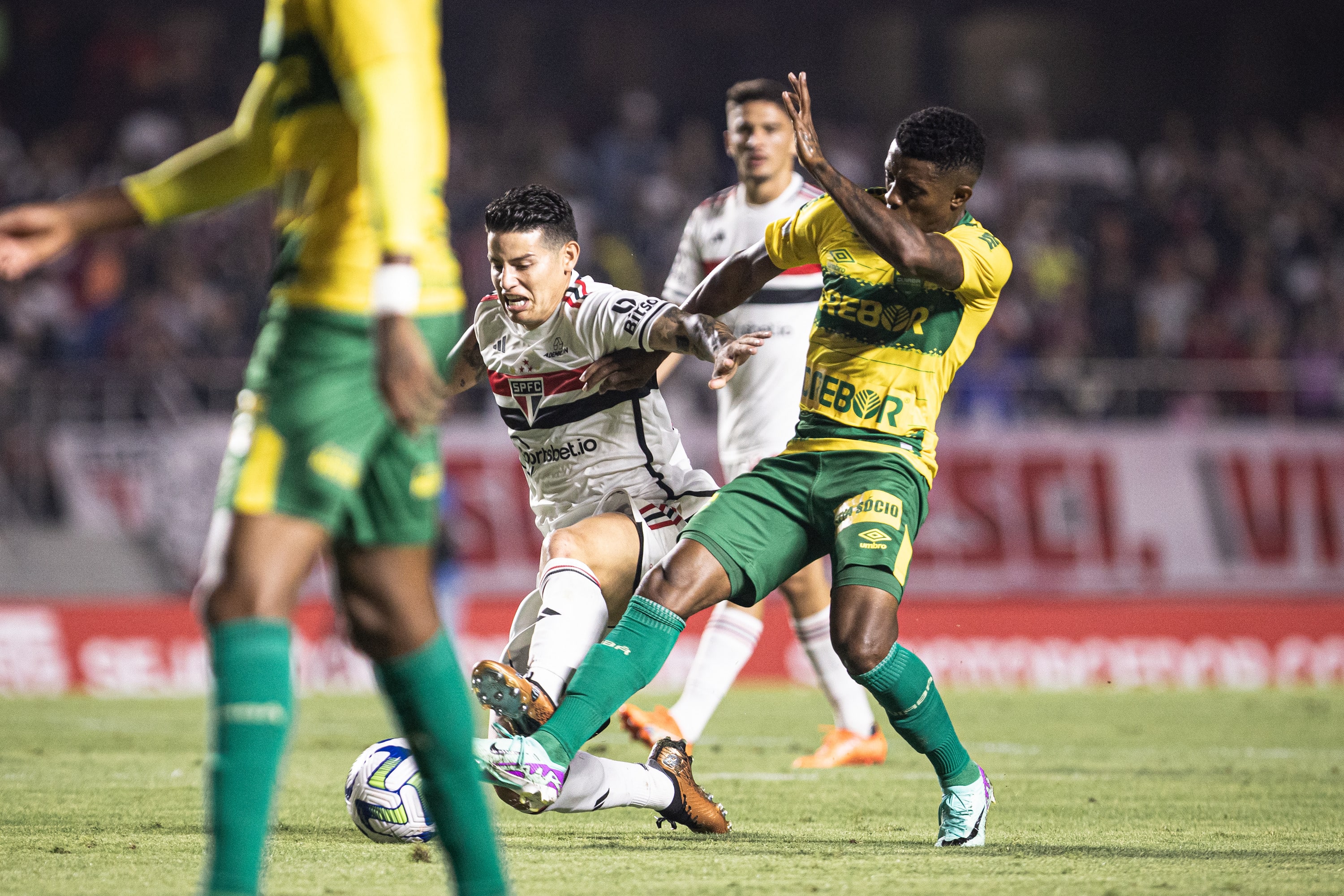 Lucas e James voltaram, mas o S&atilde;o Paulo fez um jogo de dar sono no empate em 0 a 0 com o Cuiab&aacute;