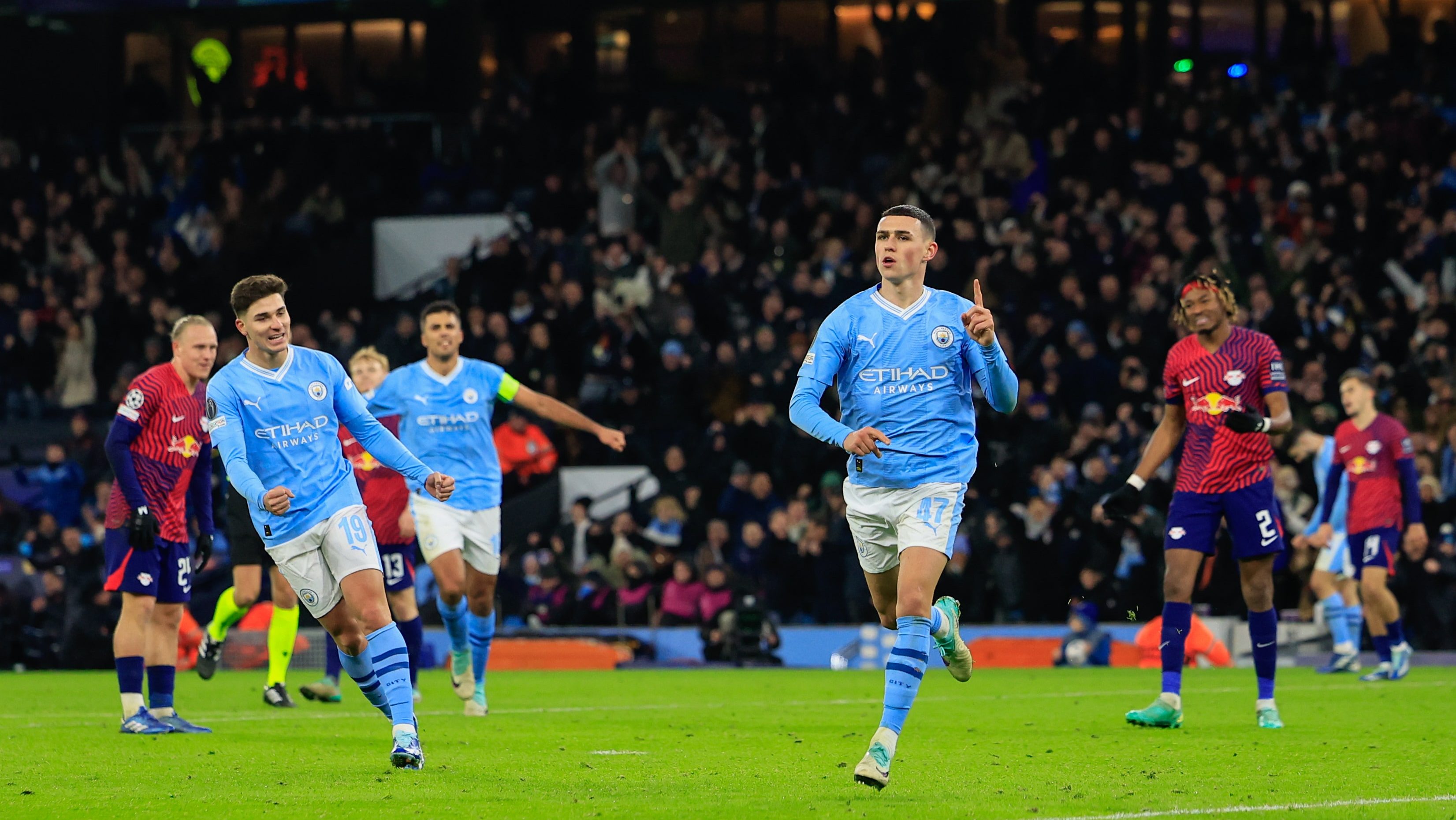 Openda abriu 2 a 0 para o Leipzig, mas Foden comandou uma importante vit&oacute;ria de virada do City