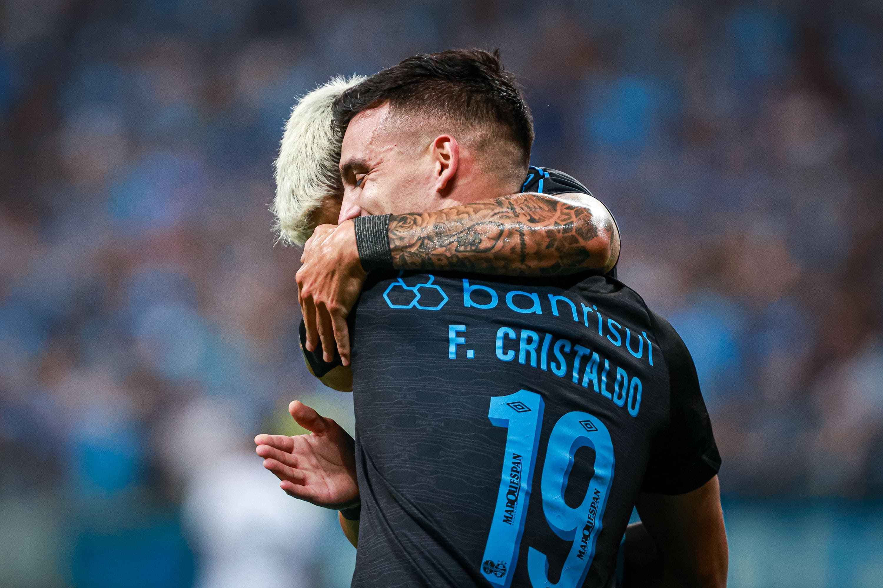 Gr&ecirc;mio vence apatia inicial, confirma vaga na Libertadores e rebaixa o Goi&aacute;s