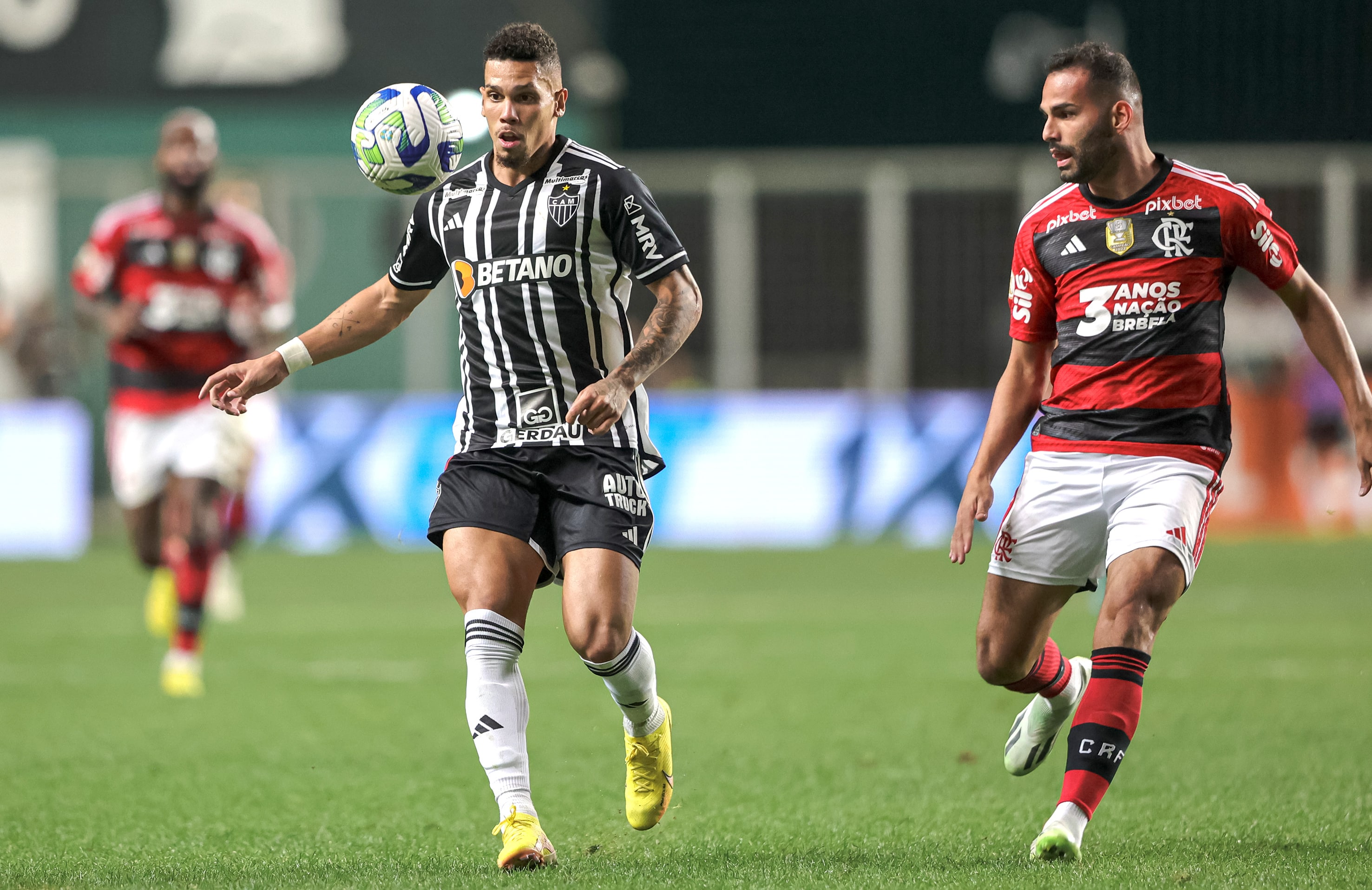 Flamengo e Atl&eacute;tico-MG escrevem novo cap&iacute;tulo da rivalidade hist&oacute;rica em luta por t&iacute;tulo brasileiro