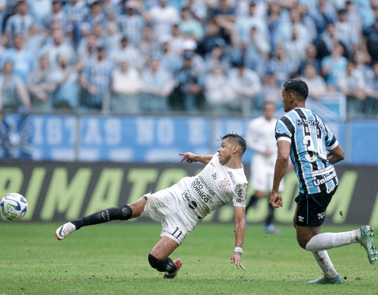 Heroico, Corinthians supera expuls&atilde;o precoce e frustra Gr&ecirc;mio&nbsp;na&nbsp;Arena