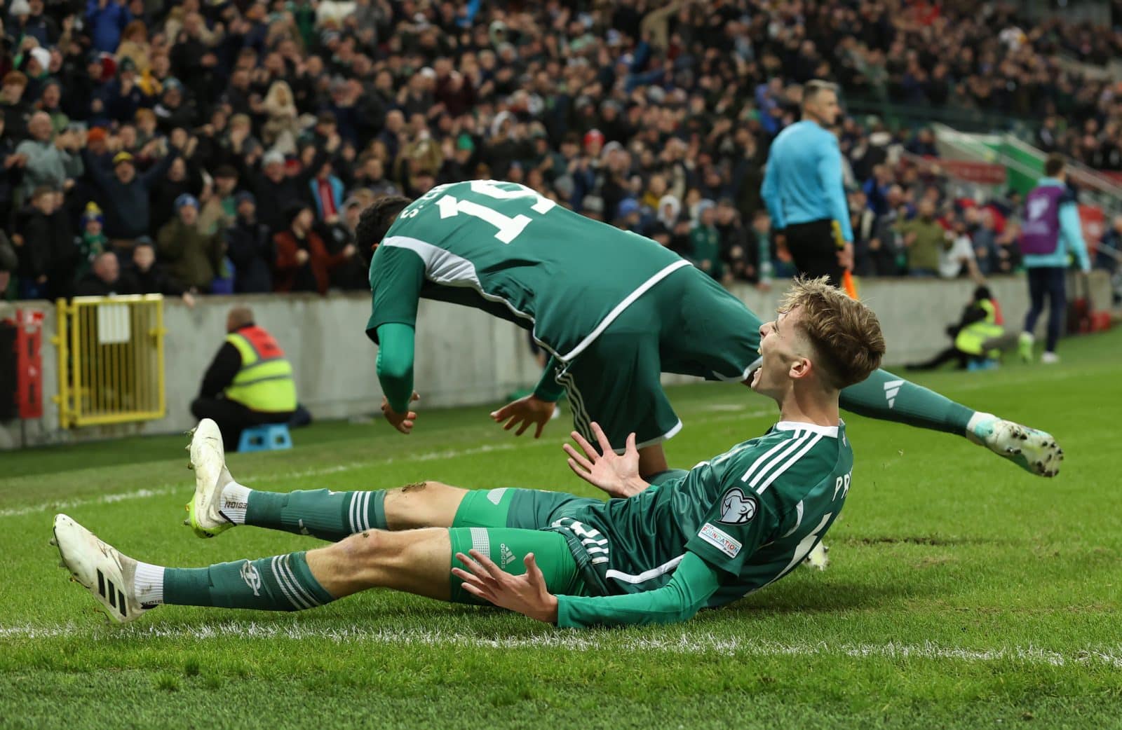Isaac Price, jovem de apenas 20 anos, comemora o gol que abriu o placar em Irlanda do Norte 2 x 0 Dinamarca