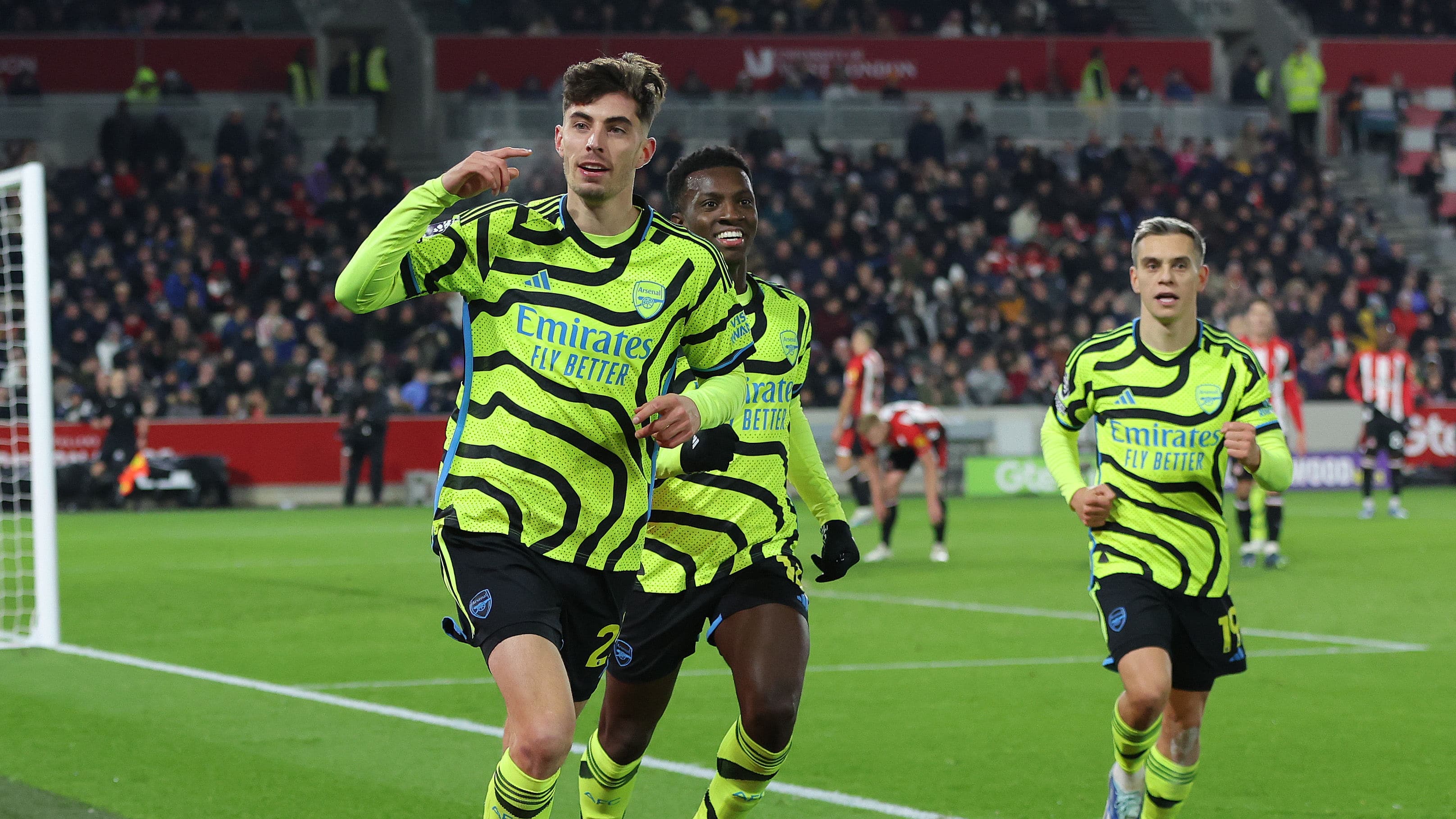 Arsenal insiste e encontra vit&oacute;ria contra o Brentford aos 88 minutos para assumir a lideran&ccedil;a