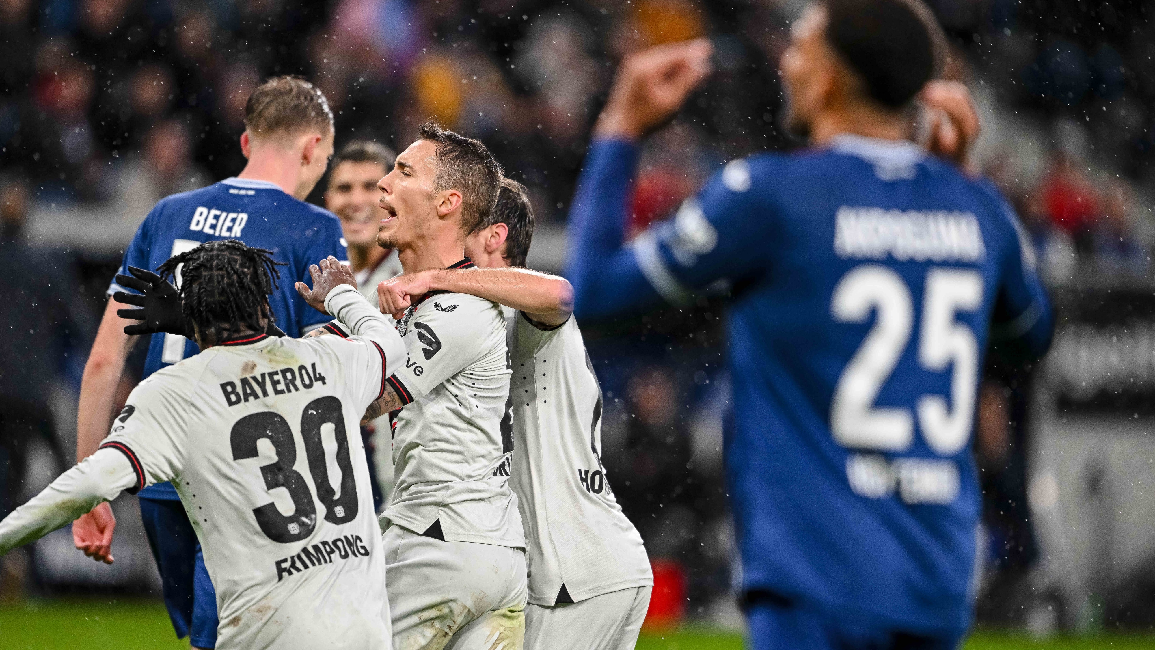 O irresist&iacute;vel Leverkusen n&atilde;o se abalou com recupera&ccedil;&atilde;o do Hoffenheim e venceu mais uma