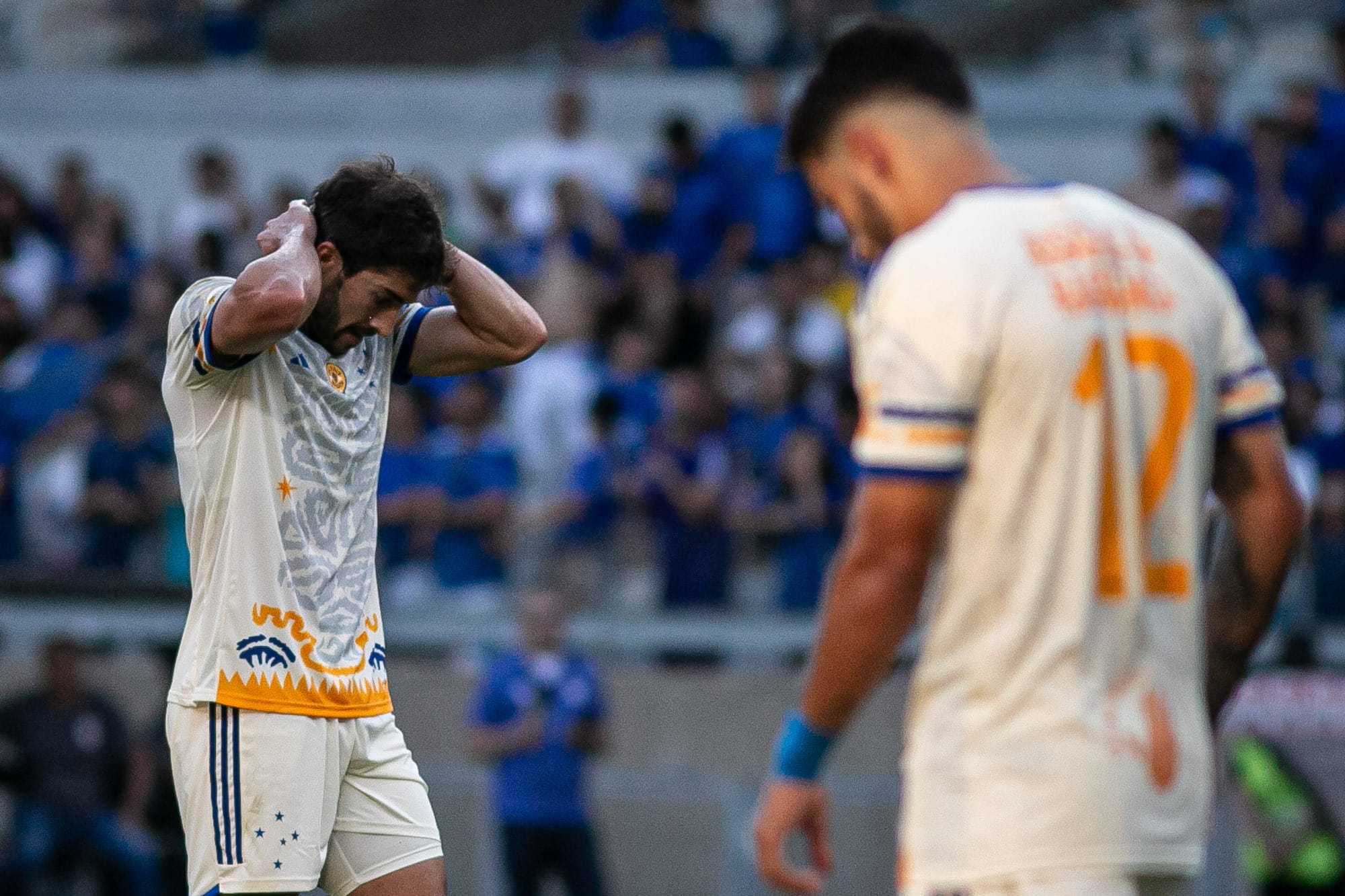 Lucas Silva e William lamentam gol sofrido pelo Cruzeiro contra o Internacional