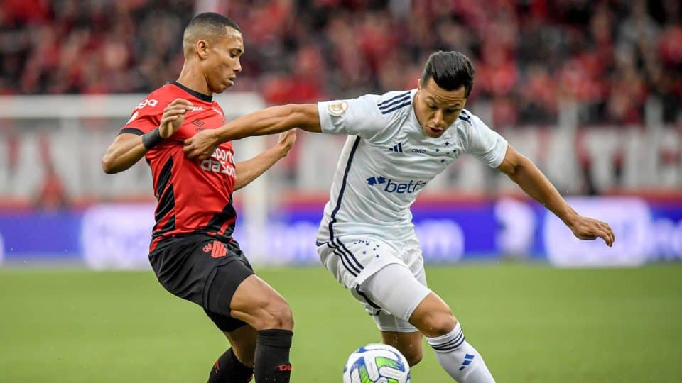 Com torcida, Cruzeiro recebe Athletico-PR para encaminhar permanência na Série A