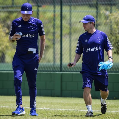 Paulo Autuori e Fernando Seabra conversam durante treinamento do Cruzeiro, em Itu (SP)