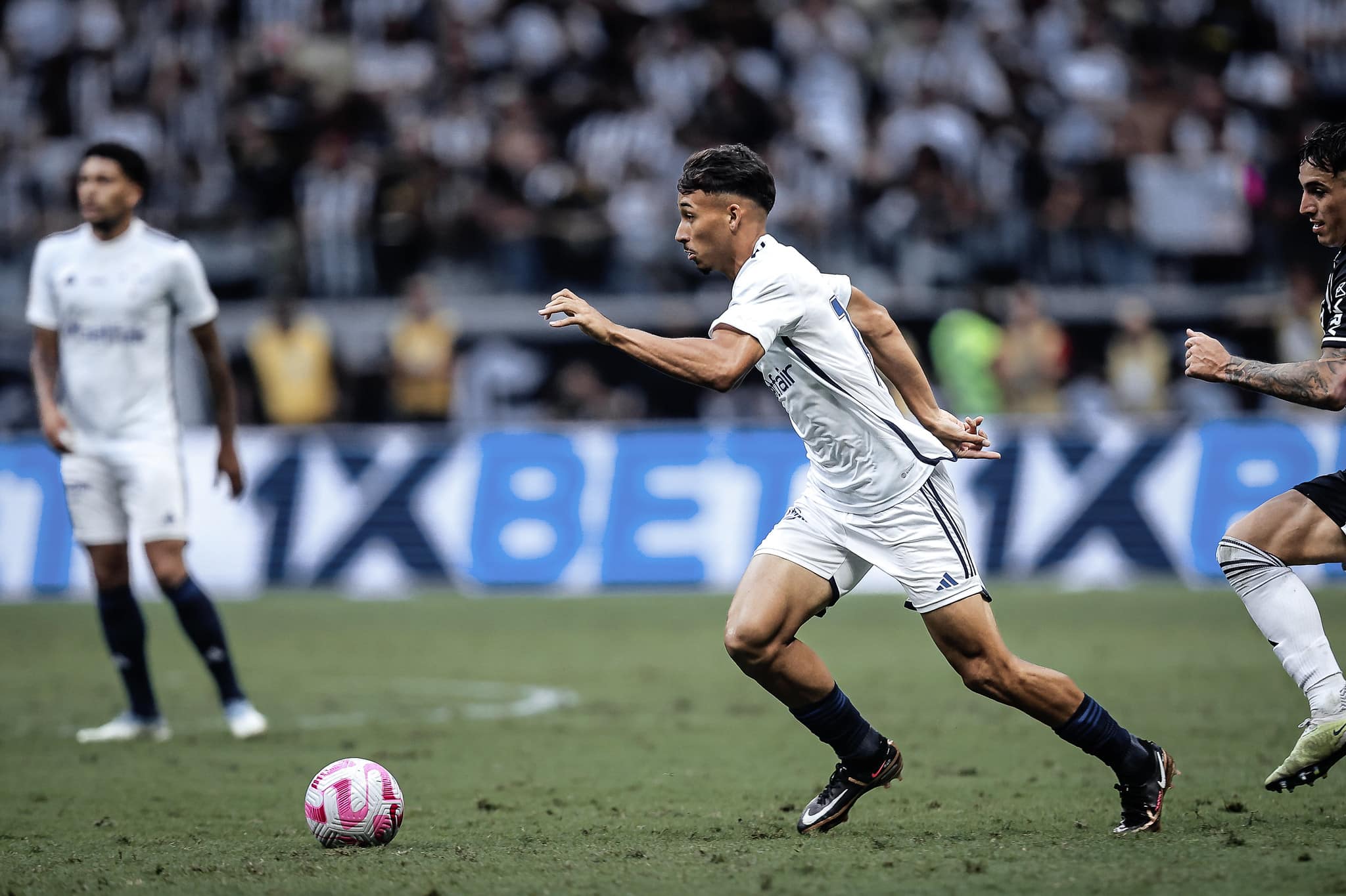 Press&atilde;o? Meio-campista Japa, de 19 anos, estreou como profissional num cl&aacute;ssico contra o Atl&eacute;tico-MG, fora de casa, improvisado, com o Cruzeiro em momento ruim