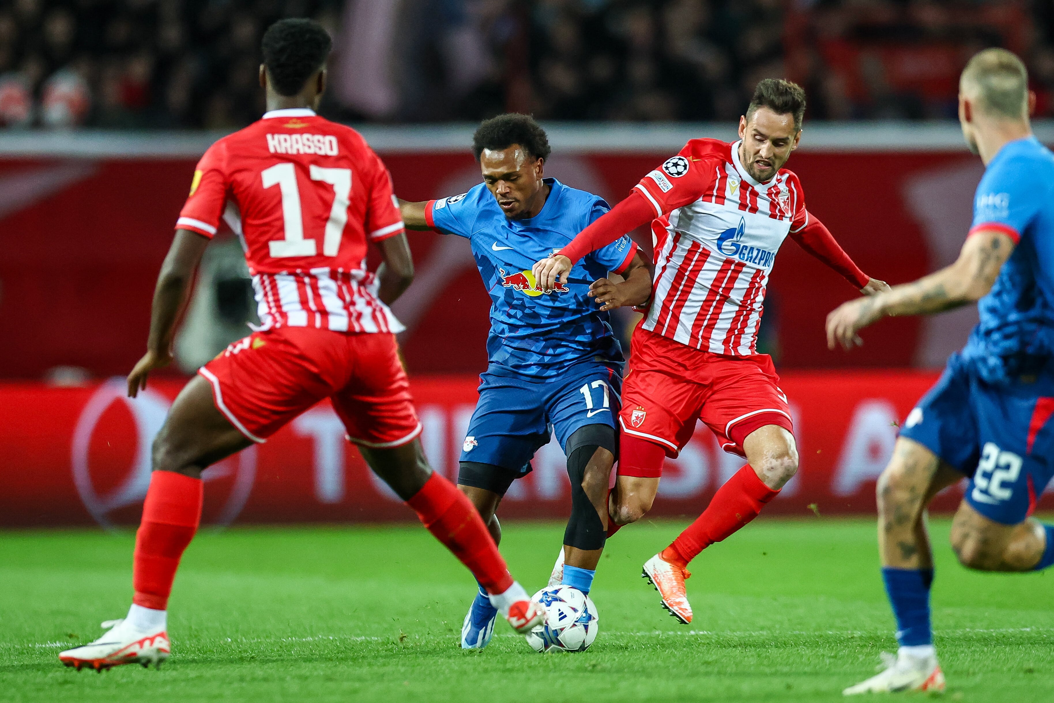 RB Leipzig pune chances desperdi&ccedil;adas do Estrela Vermelha, vence mais uma e avan&ccedil;a na Champions