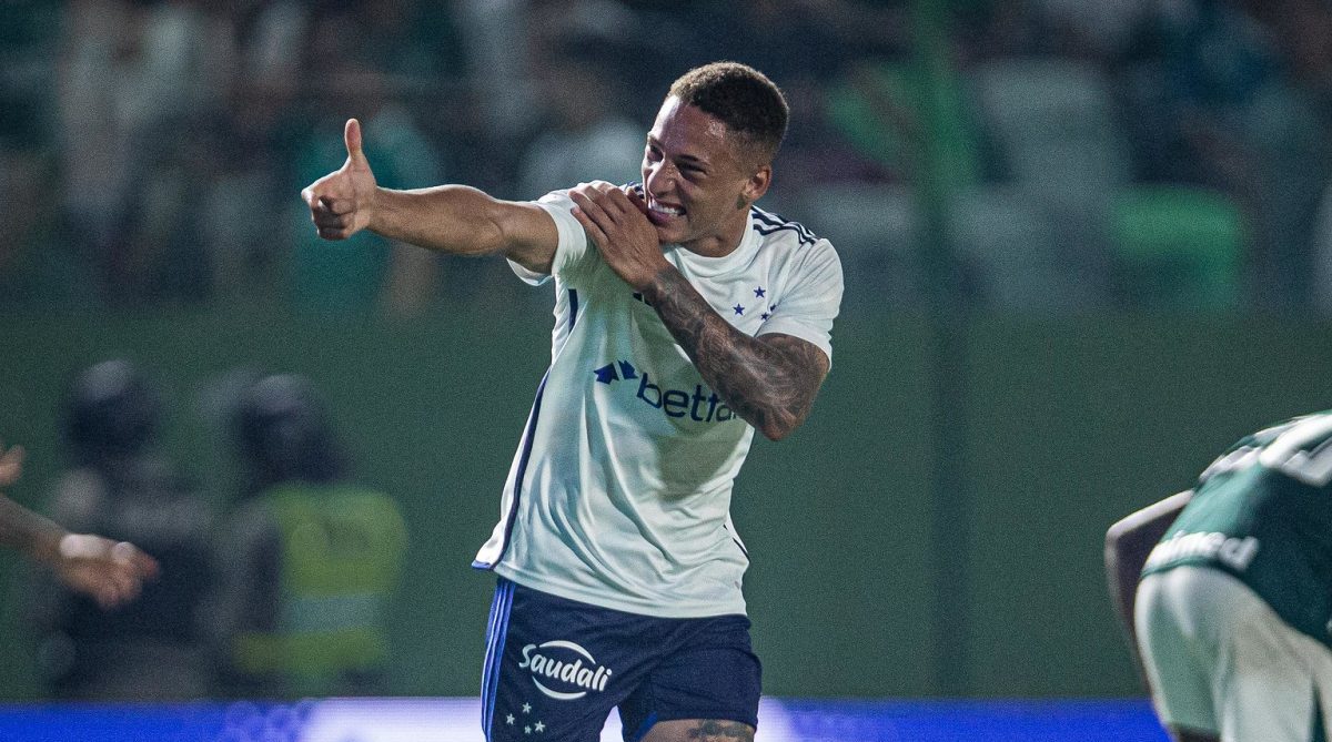 Cruzeiro perde gols, mas conta com estrela de jovem para vencer Goi&aacute;s e respirar no Brasileir&atilde;o