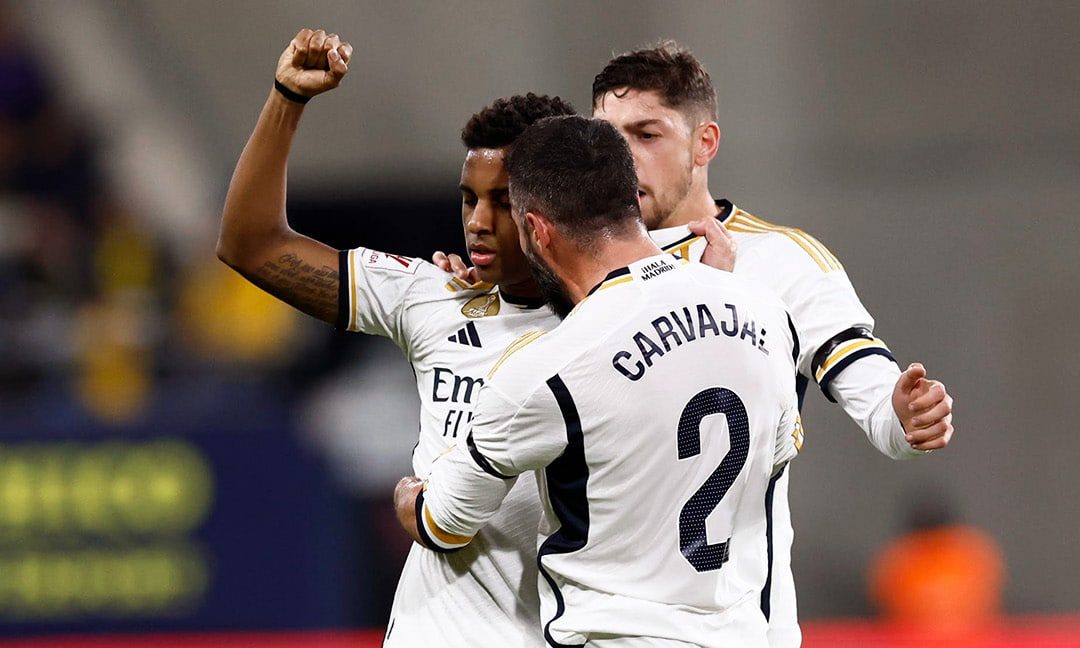 Rodrygo cala os cr&iacute;ticos, marca duas vezes, e faz Real Madrid dormir na lideran&ccedil;a da La Liga