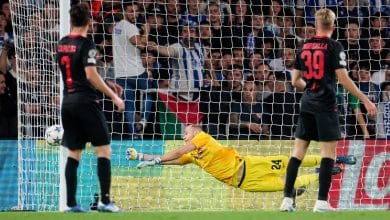 Goleiro do Salzburg teve uma resposta para tudo que a Real Sociedad tentou &ndash; e ela tentou bastante